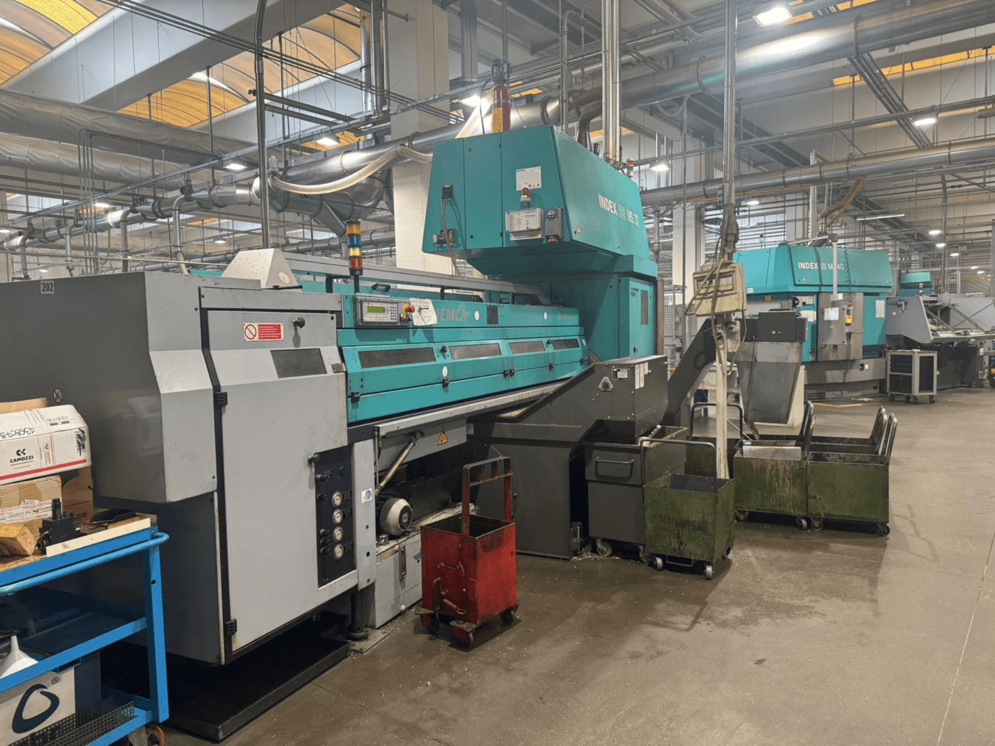 Çok milli torna makinesi, INDEX MS32C, atölye ortamında kontrolleri ve çalışma alanını gösteren önden görünüm.