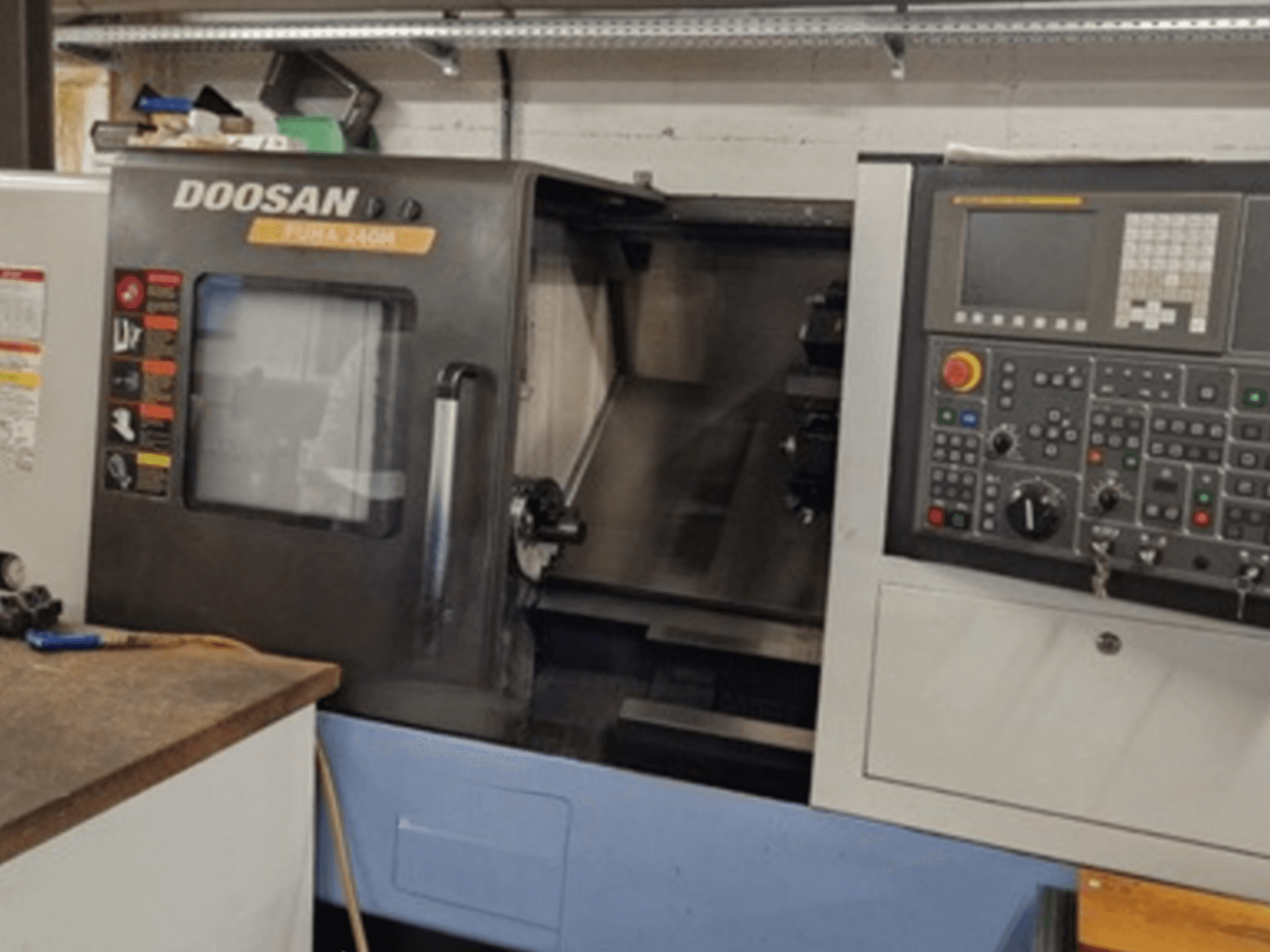 DOOSAN Puma 240MB yatay torna makinesinin kontrol panelini ve çalışma fonksiyonlarını gösteren önden görünümü.