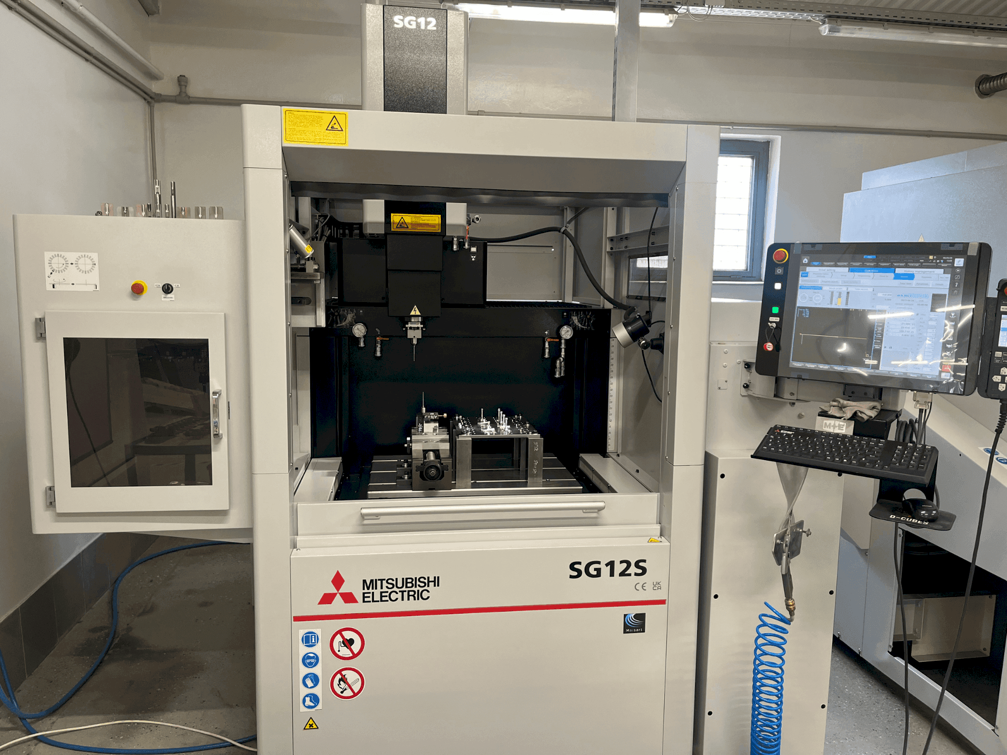 Makine Mitsubishi SG12S - Önden görünüm
