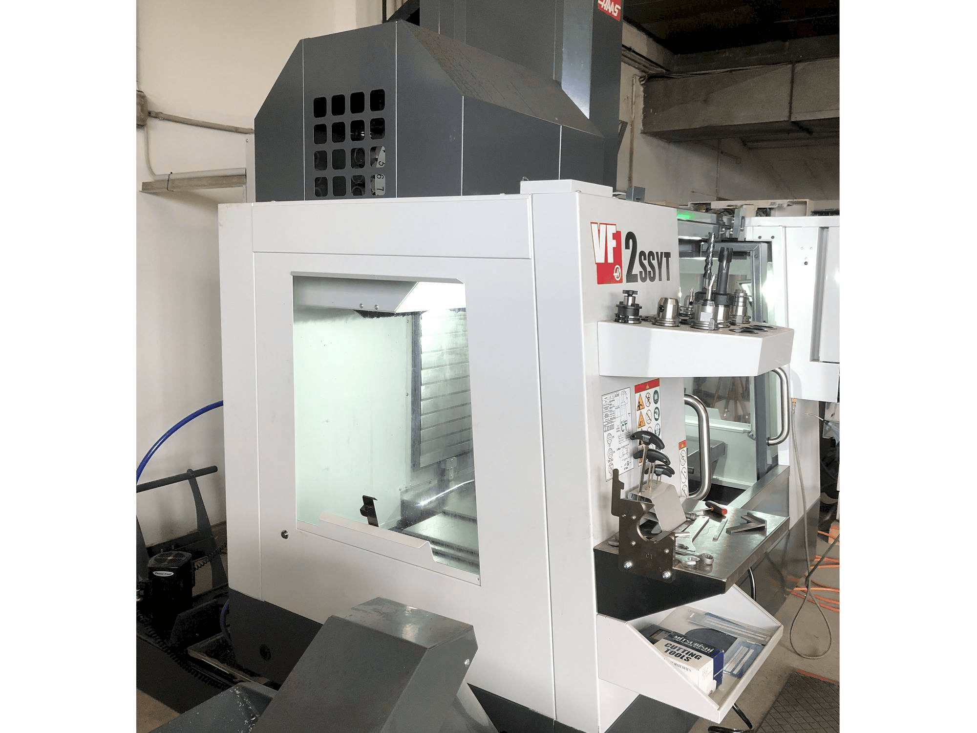 Makine HAAS VF-2SSYT - Önden görünüm