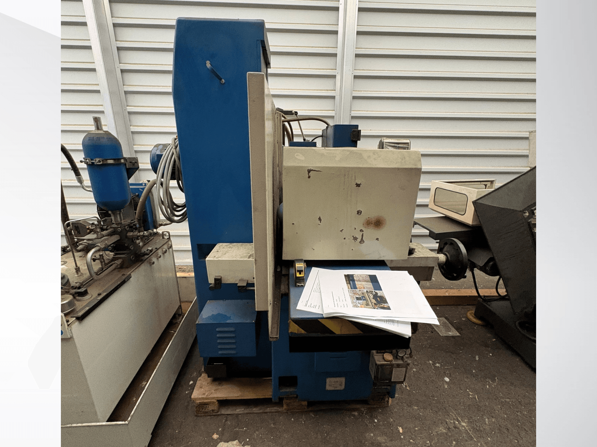 KNUTH marka HFS 30638 C model yüzey taşlama makinesi; yan taraftan çekilmiş, kontrol paneli ve masanın üzerinde kağıt belgeler görülüyor.