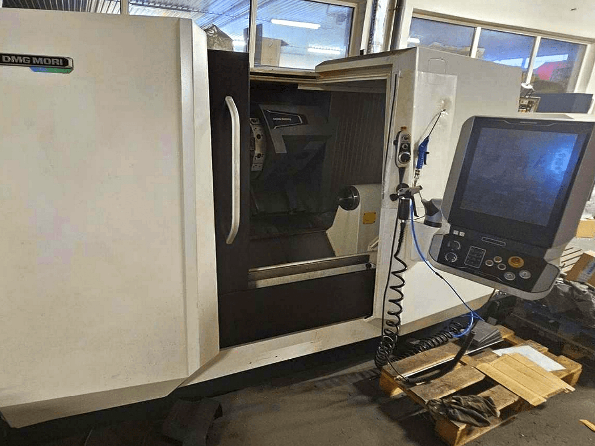 DMG MORI CLX 450 V4 yatay tornalama makinesi, kontrol paneli ile önden görünüm, çalışma alanını ve gövde tasarımını gösterir.