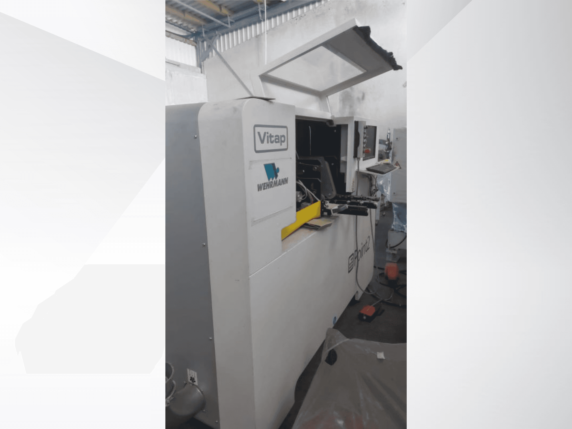 Yan görünümde gösterilen CNC İşleme Merkezi VITAP POINT 2; kontrol paneli ve erişim kolaylığı sağlayan açık kapağı ile birlikte.