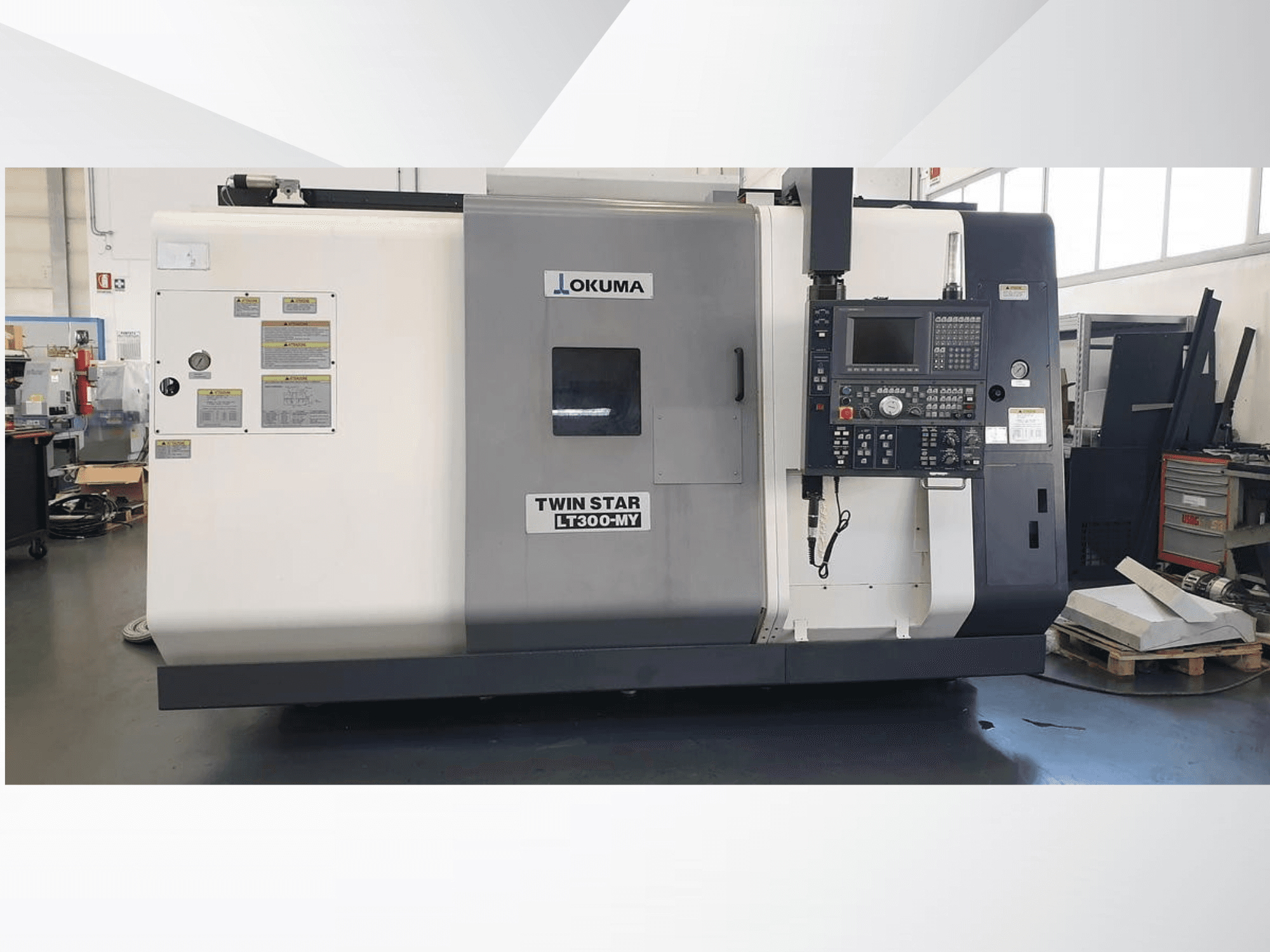 Okuma Twin Star LT300-MY CNC torna makinesi, kontrol paneli ve çalışma etiketleri görünür şekilde önden görünüm.