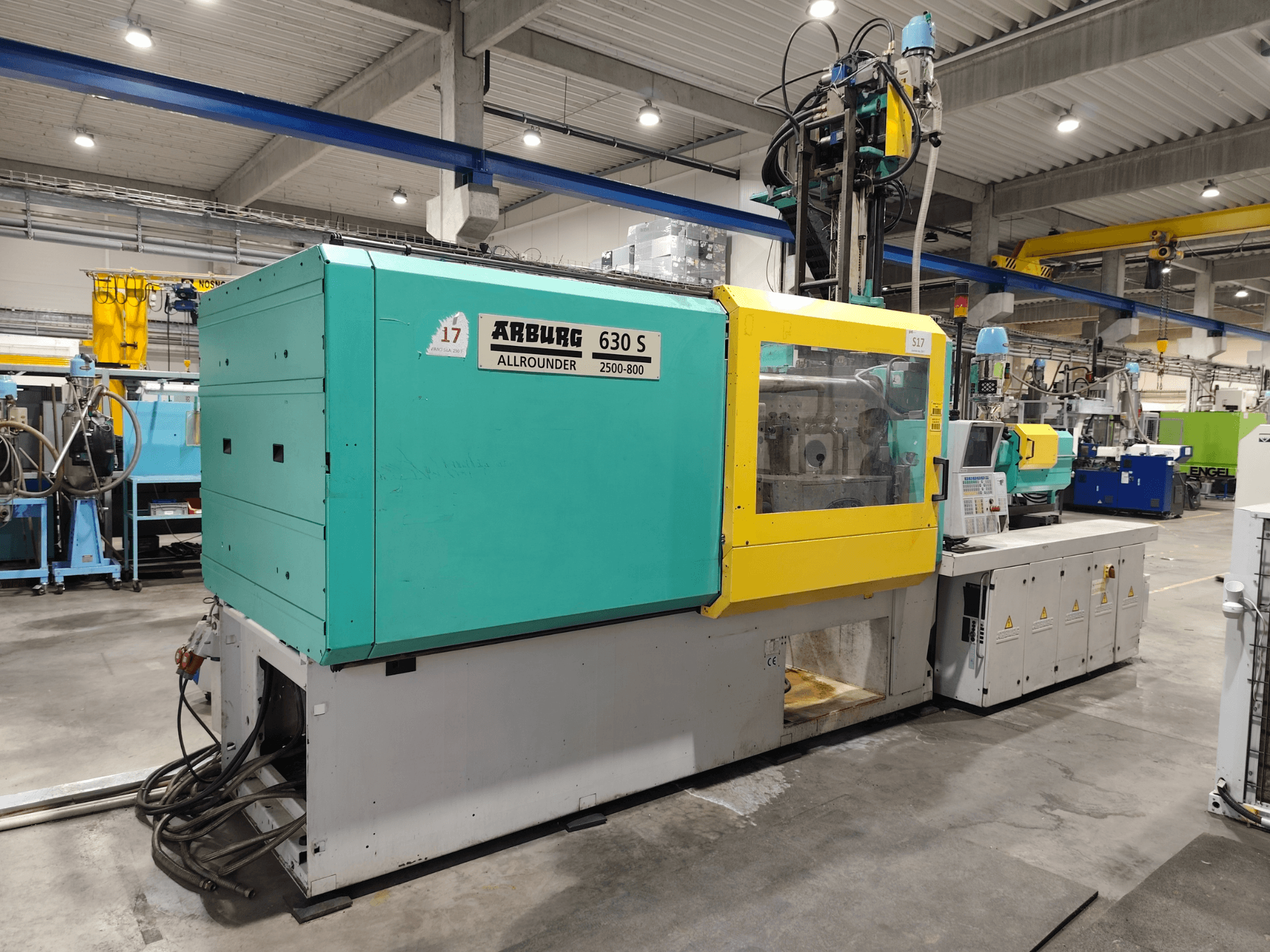Arburg Allrounder 630S-2500-800/350 hidrolik enjeksiyon kalıplama makinesi, yandan görünüm; renkli dış yüzeyi ve kontrol paneli görülebilir.