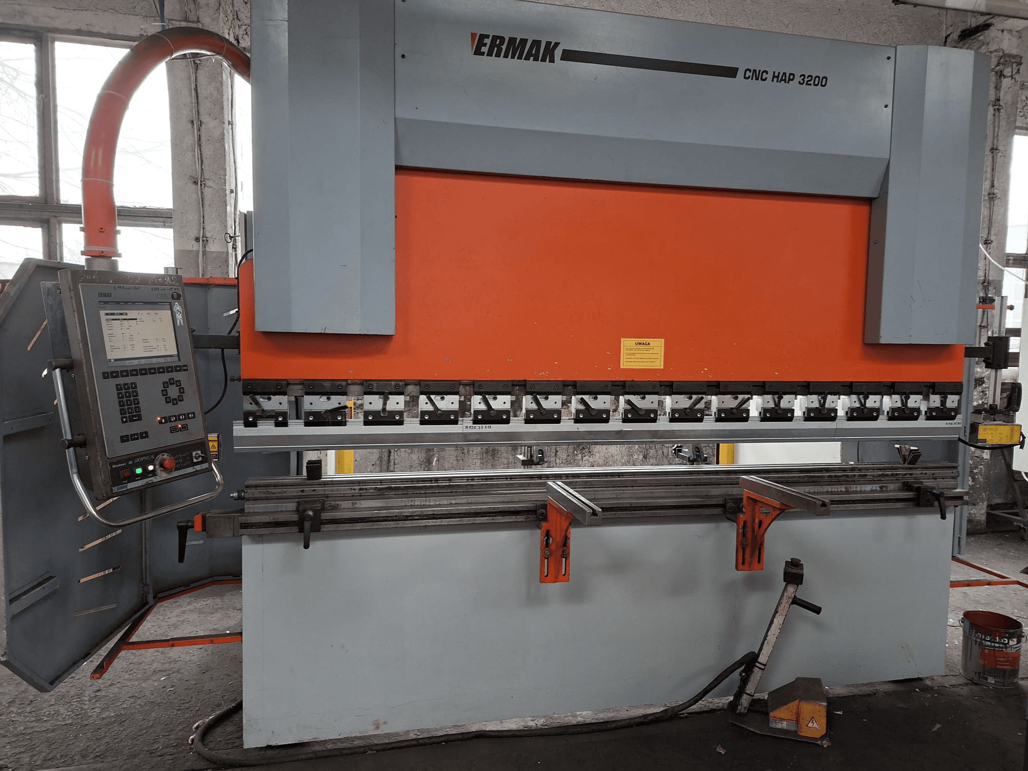 Ermak CNC HAP 3200 abkant pres, önden görünüm, turuncu ve gri gövde, dijital göstergeli kontrol paneli ve ayarlanabilir mengeneler.