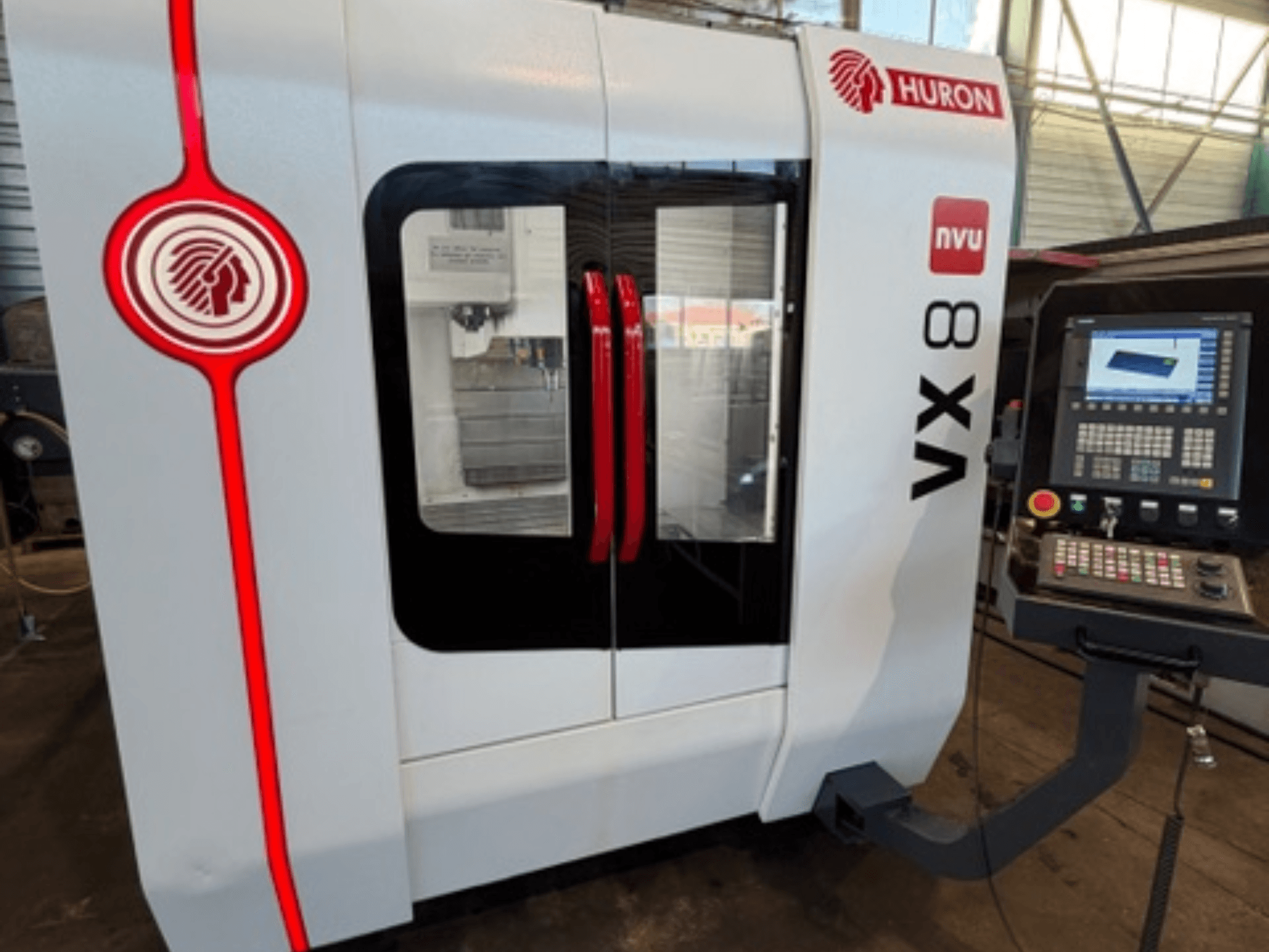 Beyaz ve kırmızı Huron VX 8 NVU freze makinesi, önden görünüm, düğmeli ve ekranlı kontrol paneli.
