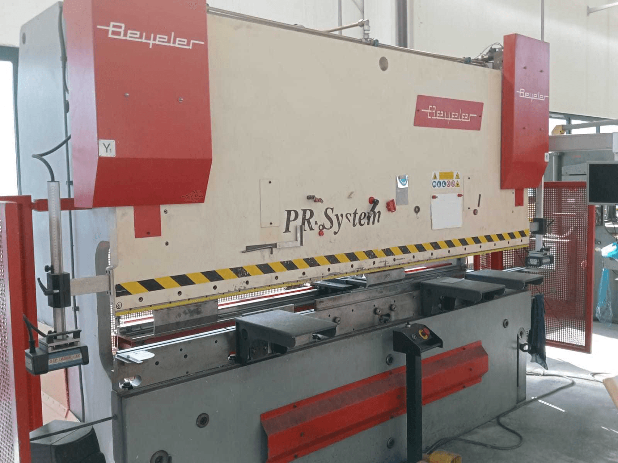 Makine BEYELER PR6 1500 KN X 3000 MM - Sol taraftaki görüntü