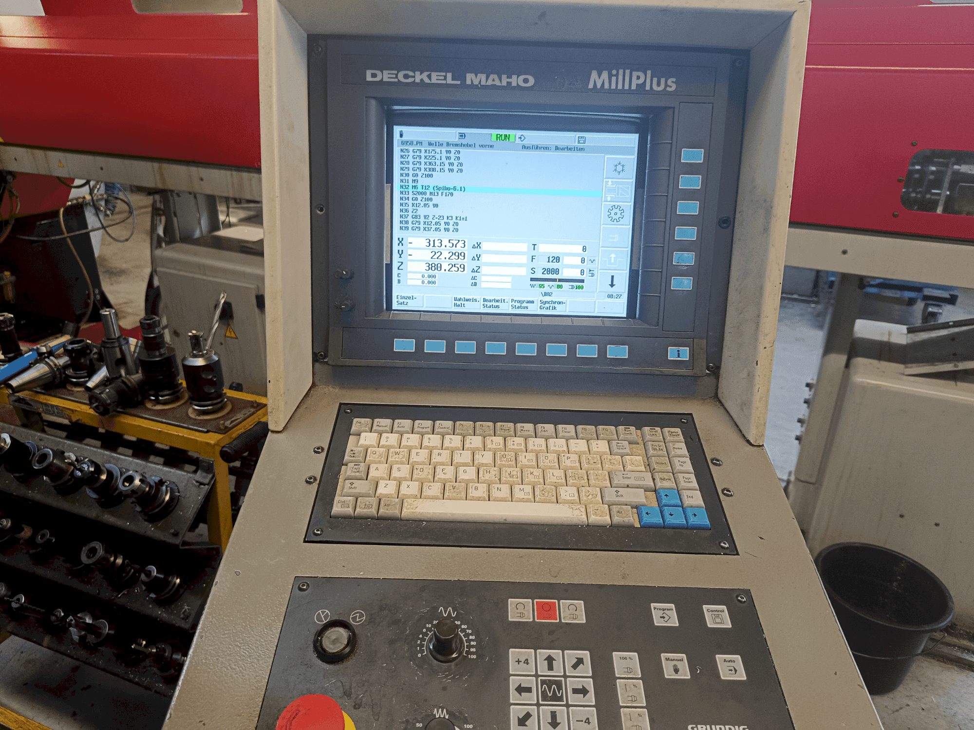Makine DECKEL MAHO DMU 50V - Önden görünüm