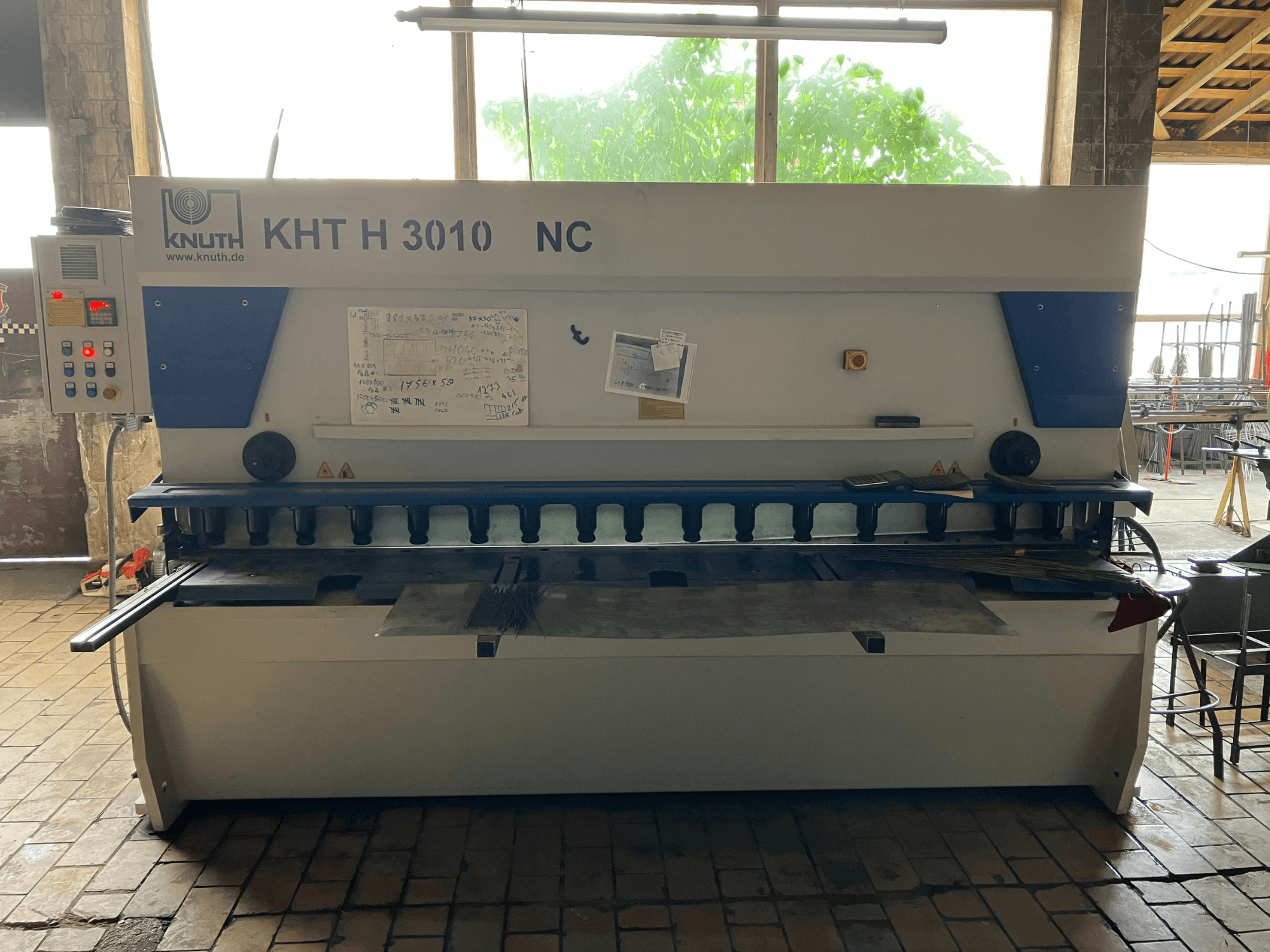 KNUTH KHT H 3010 NC hidrolik kesme makinesinin önden görünümü; kontrol paneli ve metal kesme alanı görülmektedir.