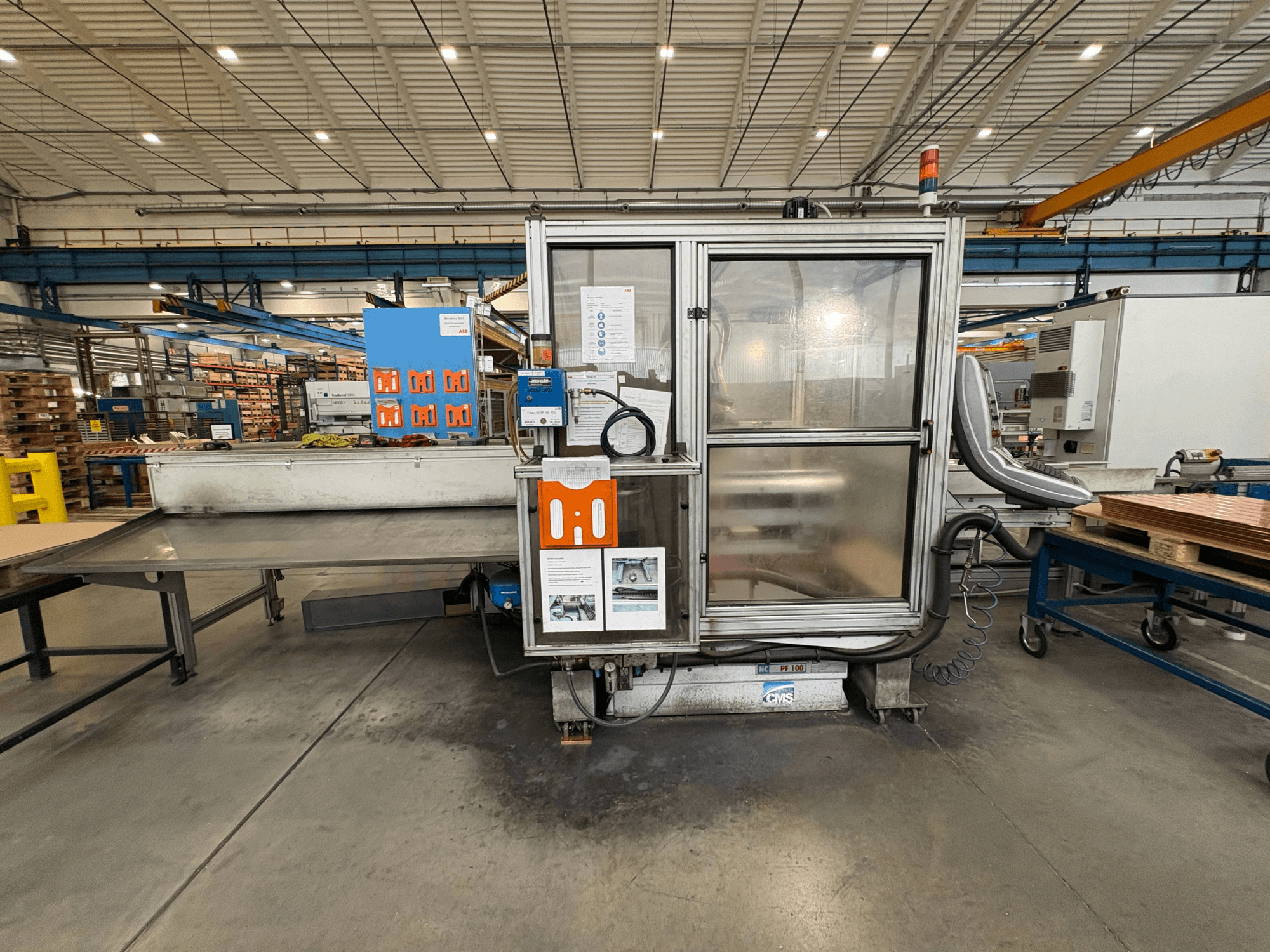 CNC Ahşap İşleme Merkezi CMS NC PF 100 TCU, önden görünüm, atölye ortamında kontrol panelini ve çalışma özelliklerini gösterir.