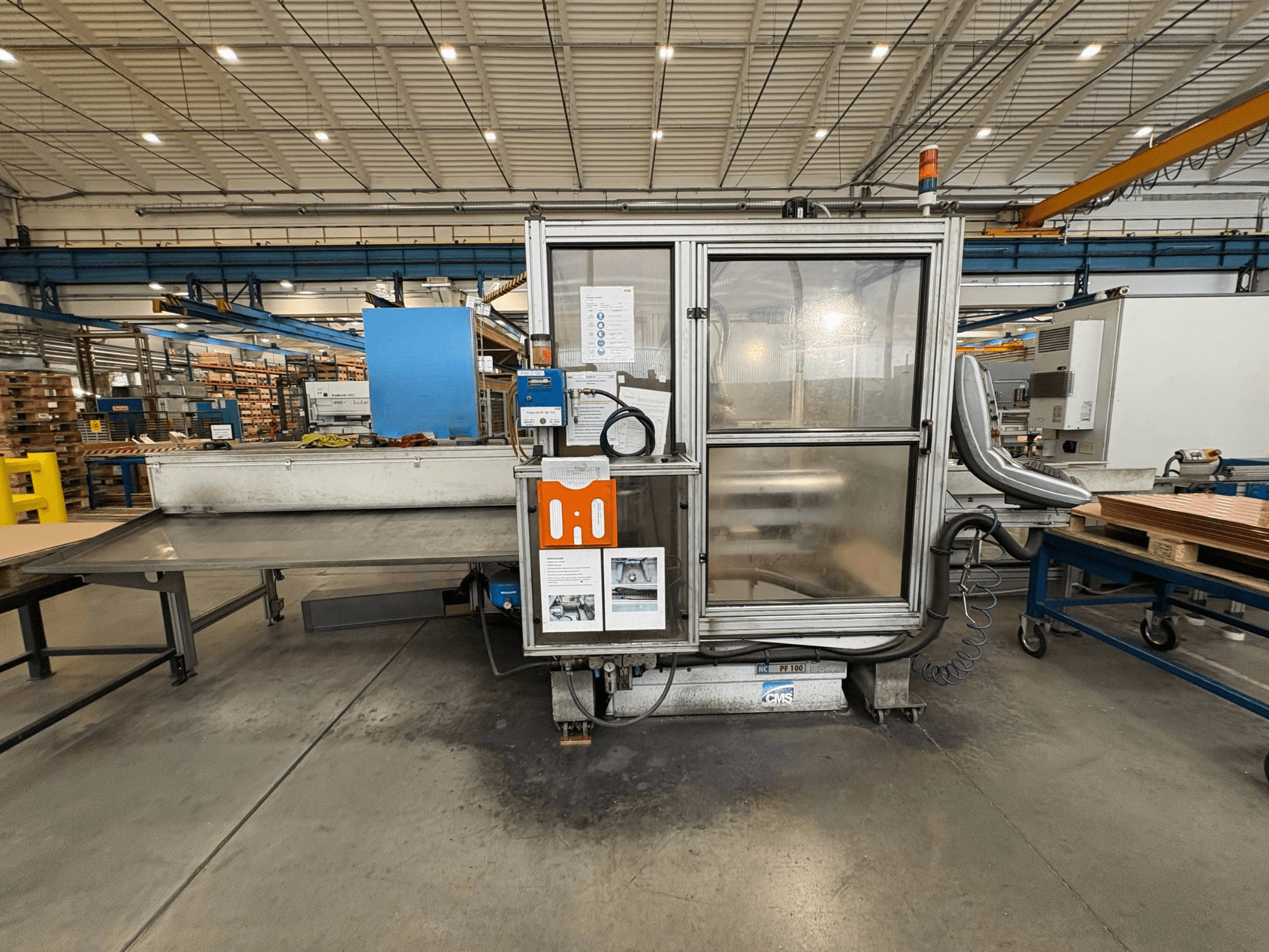 CNC Ahşap İşleme Merkezi CMS NC PF 100, önden görünüm; kontrol paneli, güvenlik muhafazası ve çalışma masası özellikleri.