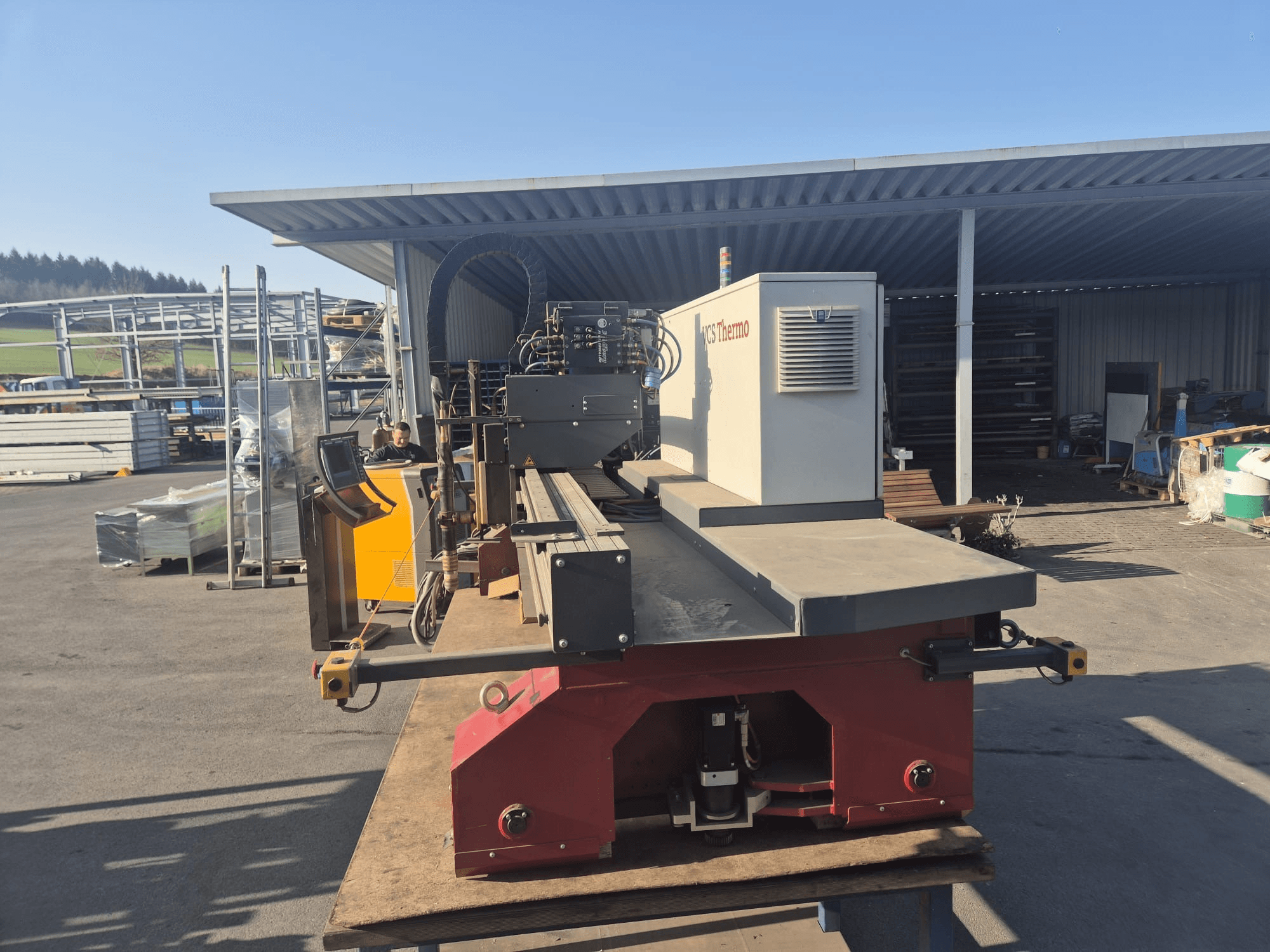 VOORTMAN VACAM VCS Termo plazma kesme makinesinin çalışma yüzeyi üzerindeki önden görünümü, kontrol paneli ve kesim alanını gösterir.