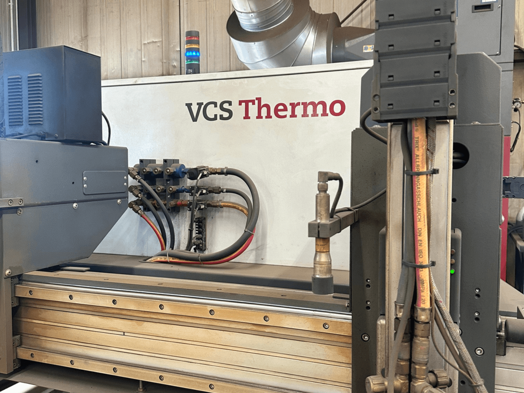 Hypertherm HPR130XD plazma kesme makinesi; bağlantıları, kontrol panelini ve çalışma bileşenlerini gösteren yan görünüm.