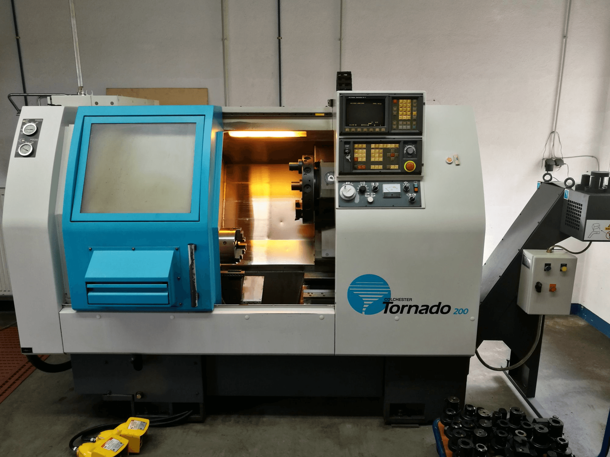 Makine Colchester - Önden görünüm TORNADO 200