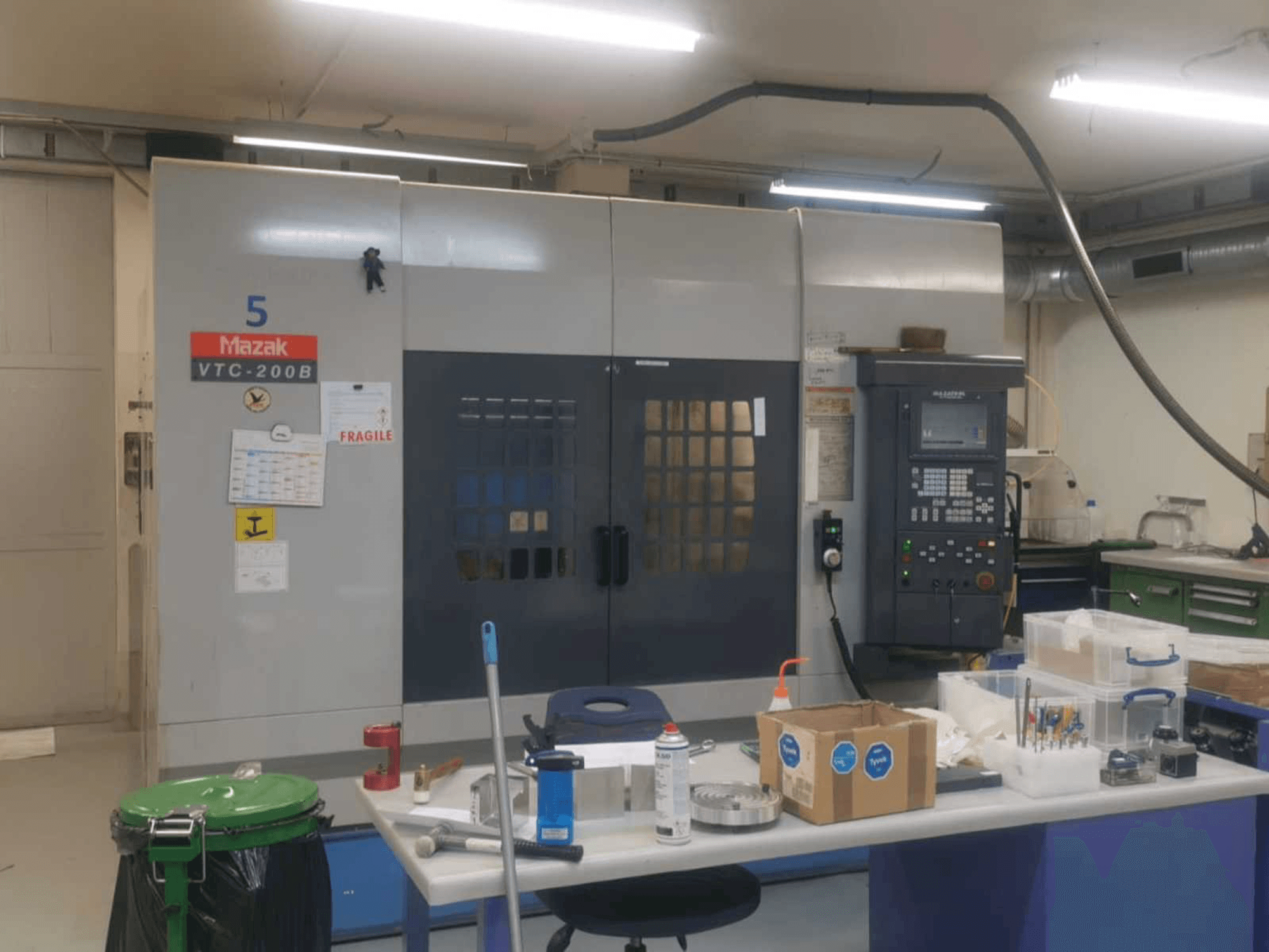Makine Mazak VTC 200B - Önden görünüm