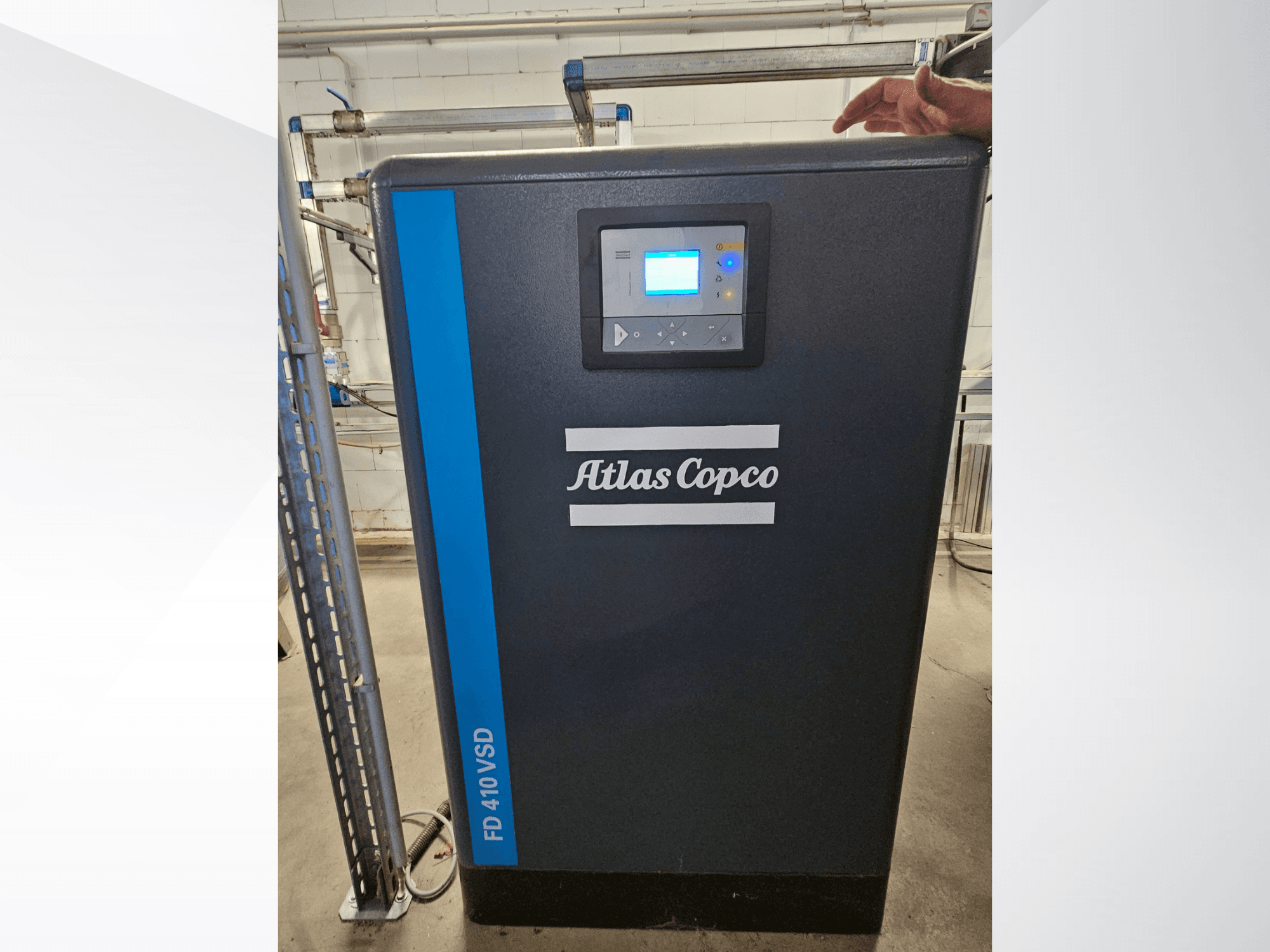 Atlas Copco GA 110 VSD+ hava kompresörünün önden görünümü, dijital ekran ve kolay tanımlama için mavi vurgulara sahiptir.