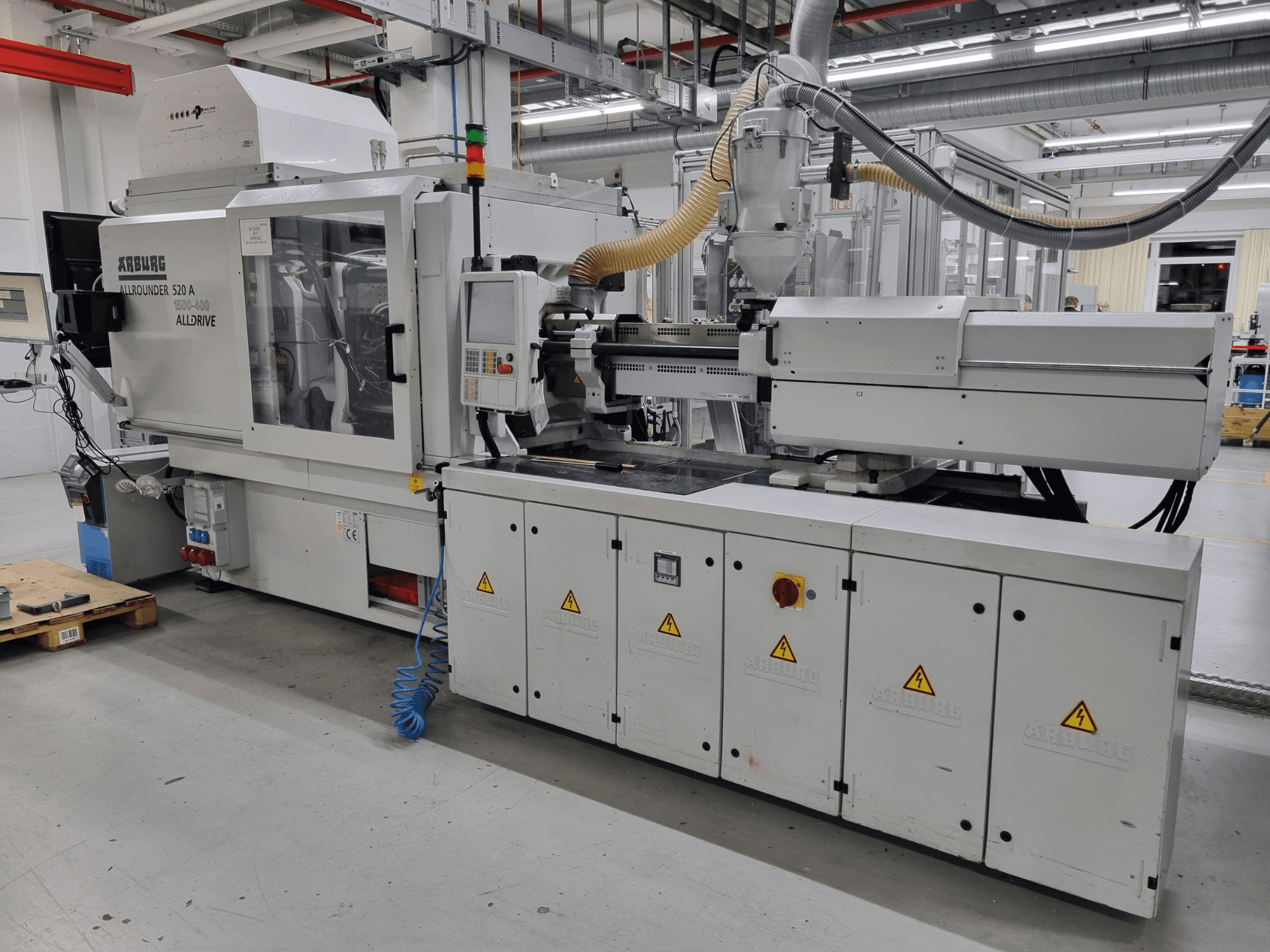 Arburg Allrounder 520 A enjeksiyon kalıplama makinesi, yandan görünüm, kontrol paneli ve güvenlik özellikleri.