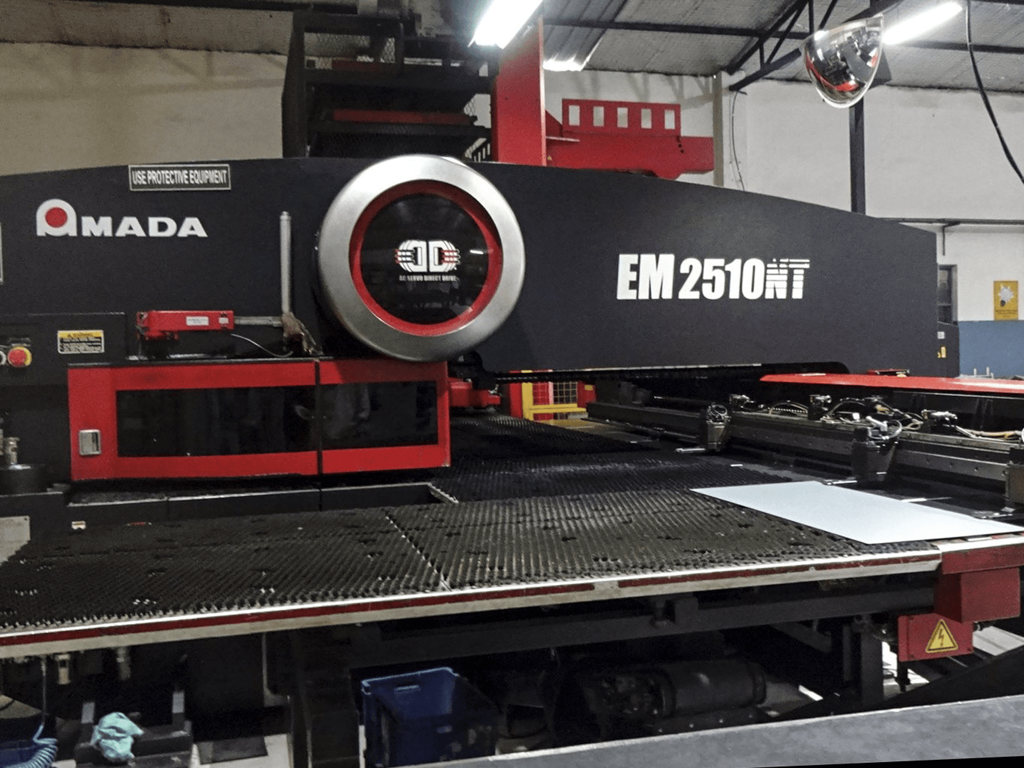 Makine AMADA - Önden görünüm EM2510NT