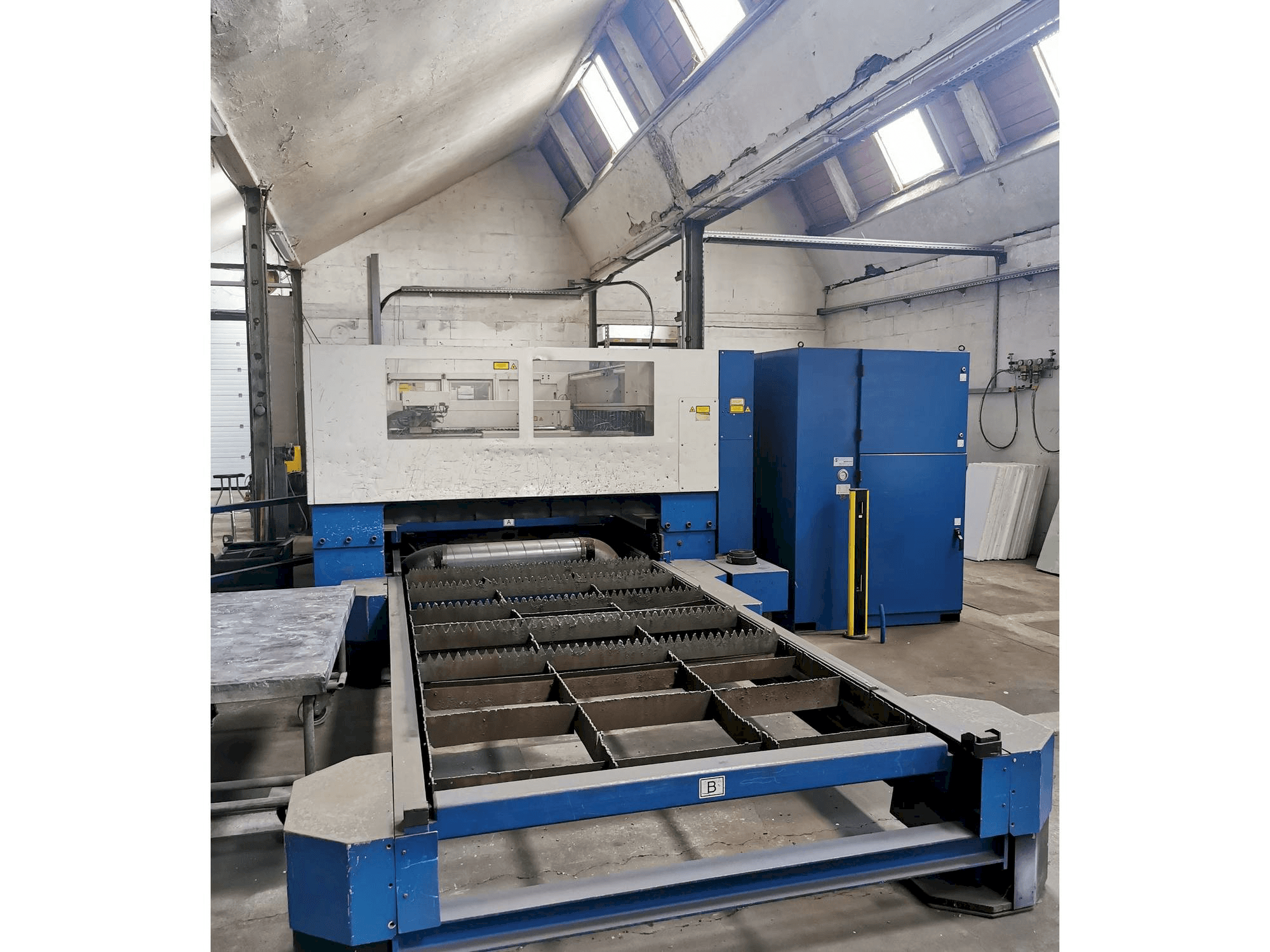 Makine Trumpf Trumatic L3030 - Önden görünüm