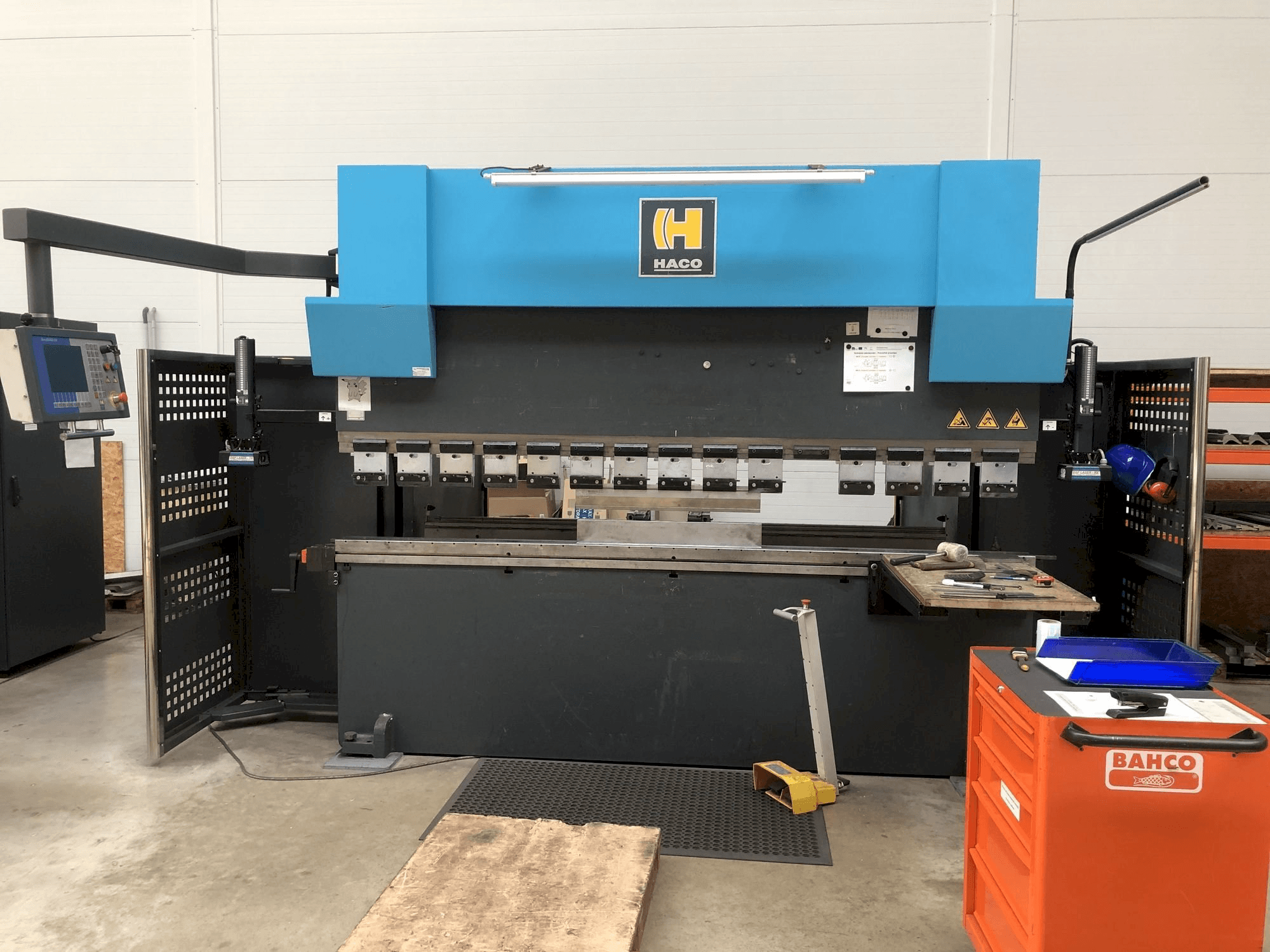 Makine HACO ERMS30250 - Önden görünüm