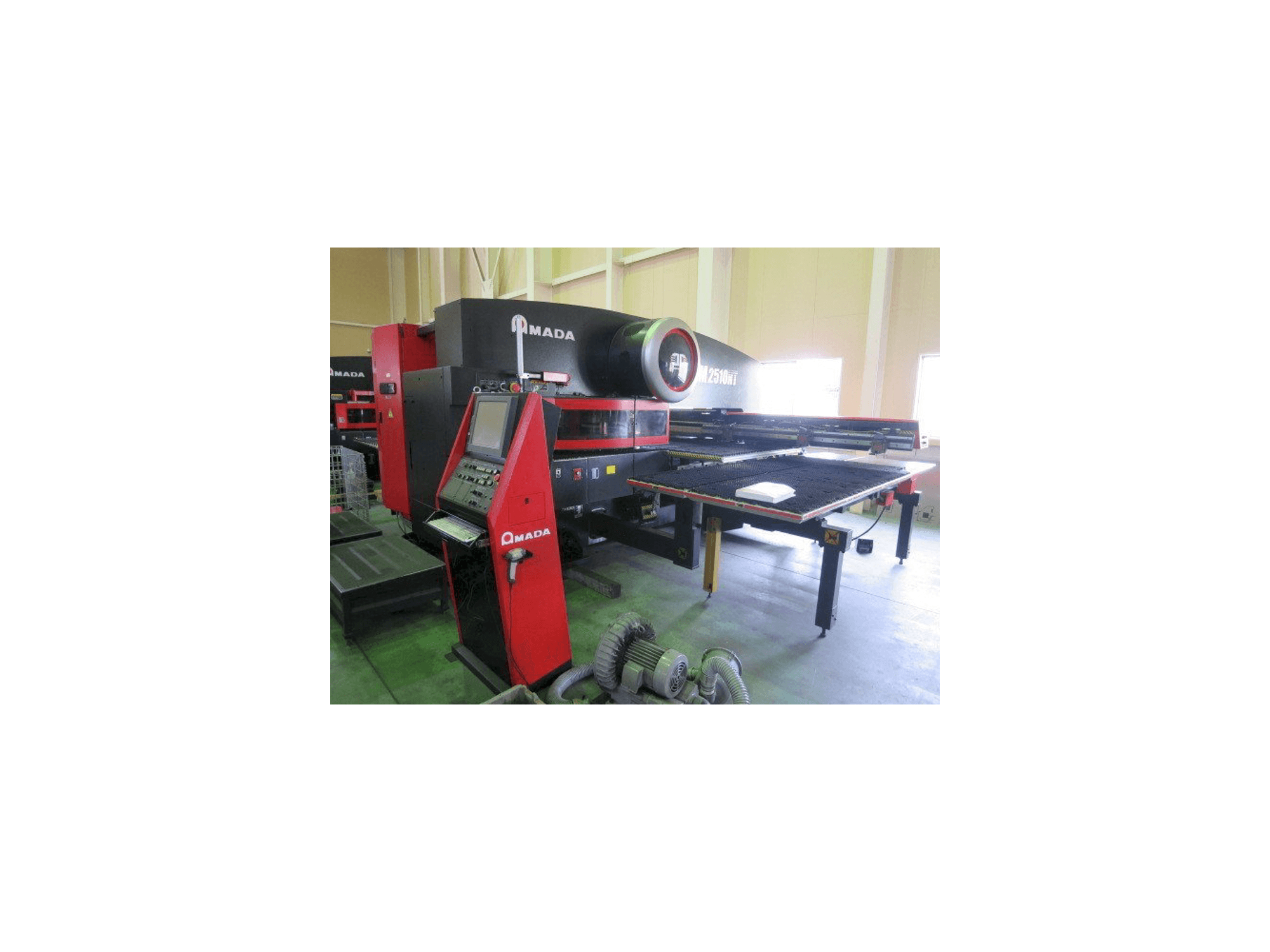 Makine AMADA EM 2510NT - Önden görünüm