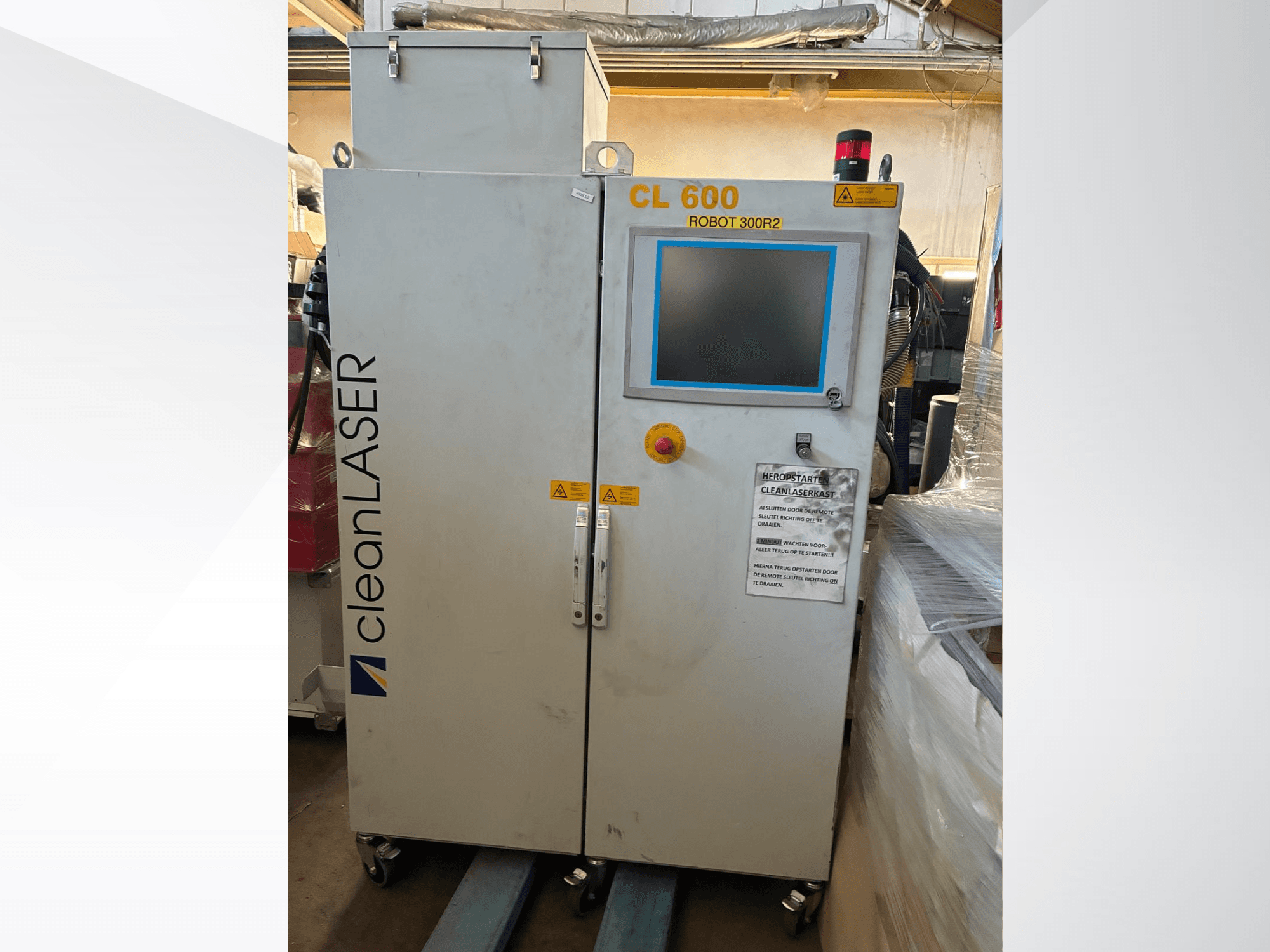 CLEAN LASER CL 600 otomasyon sisteminin önden görünümü; kapı üzerinde LCD ekran, uyarı etiketleri ve kontrol düğmeleri bulunmaktadır.