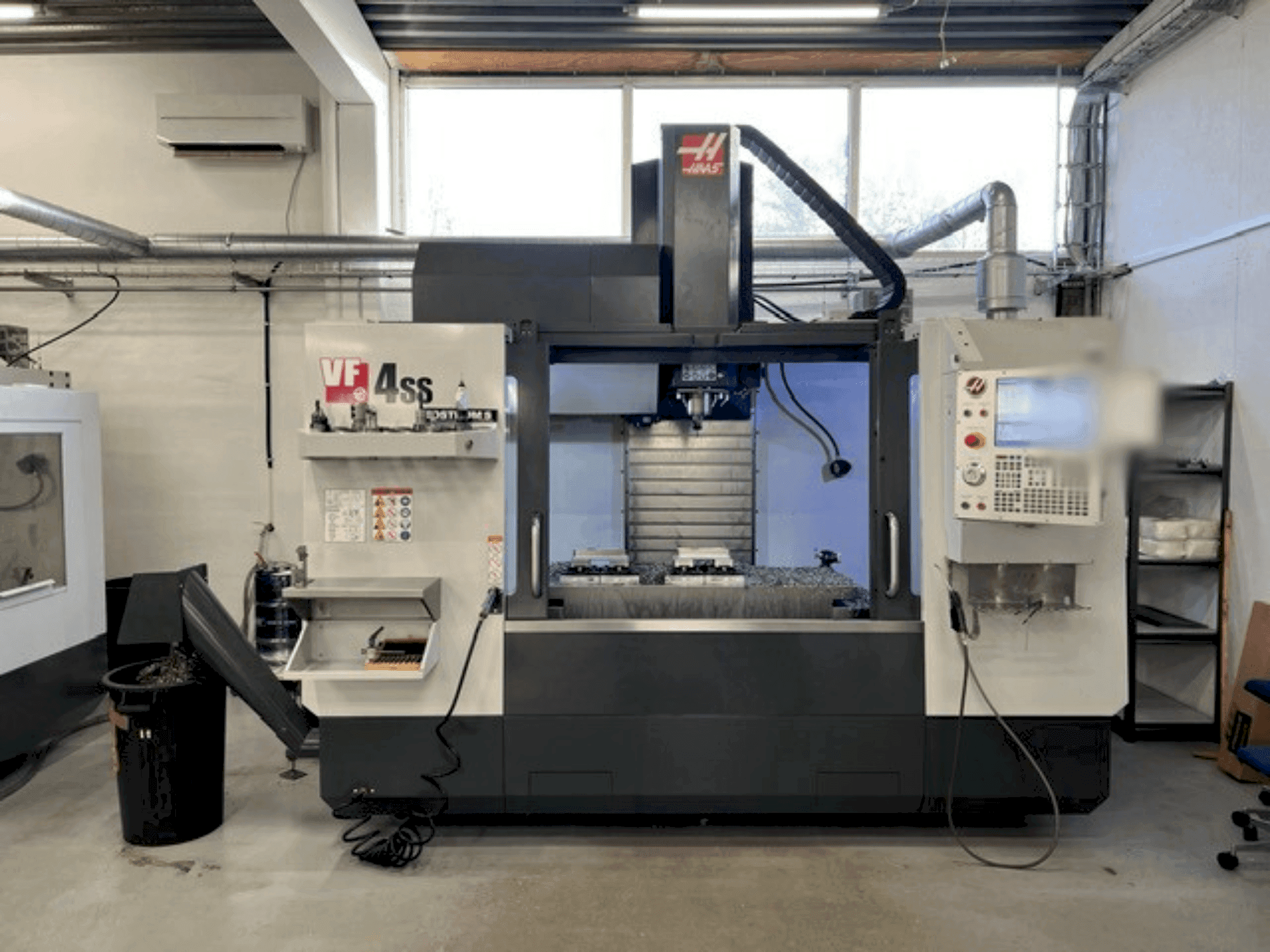 Makine HAAS VF-4SS - Önden görünüm