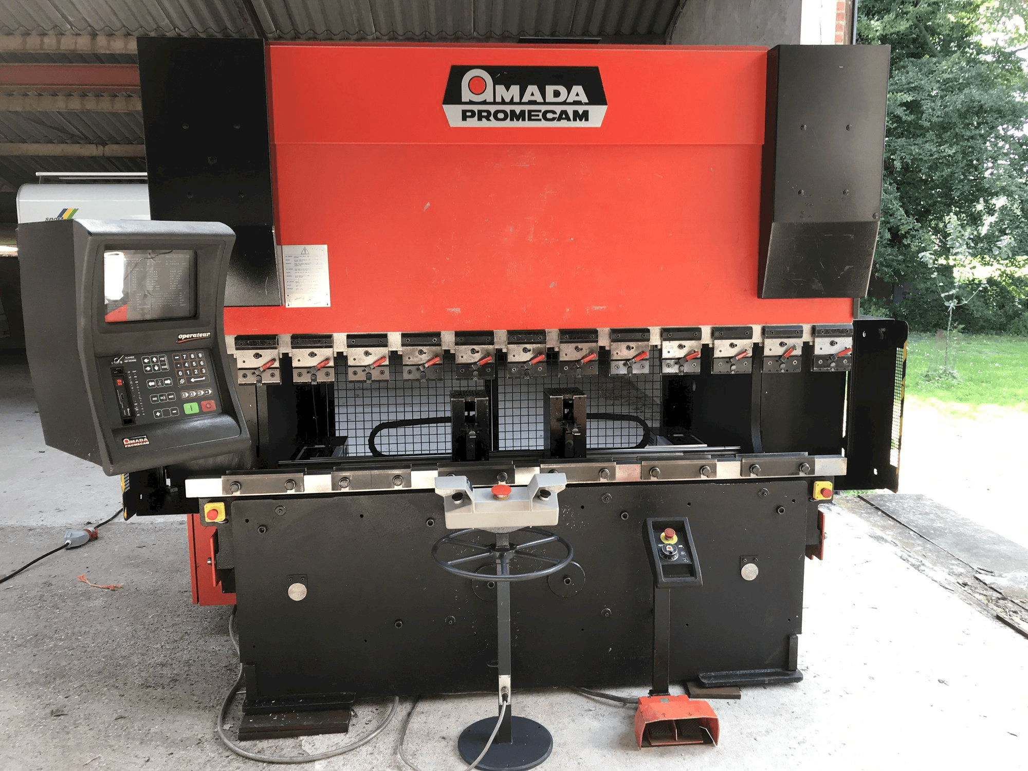 Makine AMADA Promecam HFBO - Önden görünüm