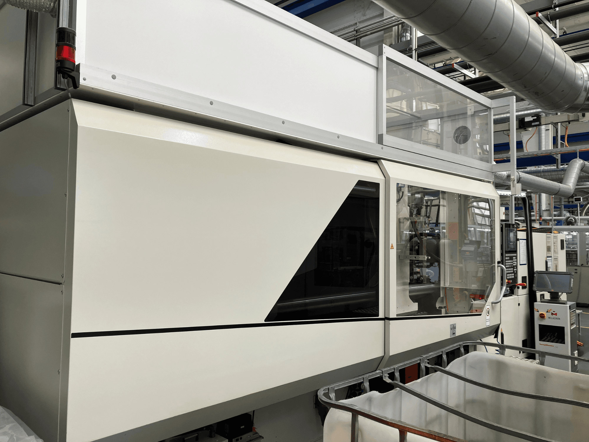 Şık beyaz tasarımı, ekran paneli ve bileşenlerin görünürlüğü için cam bölümü ile endüstriyel makine ön görünümü.