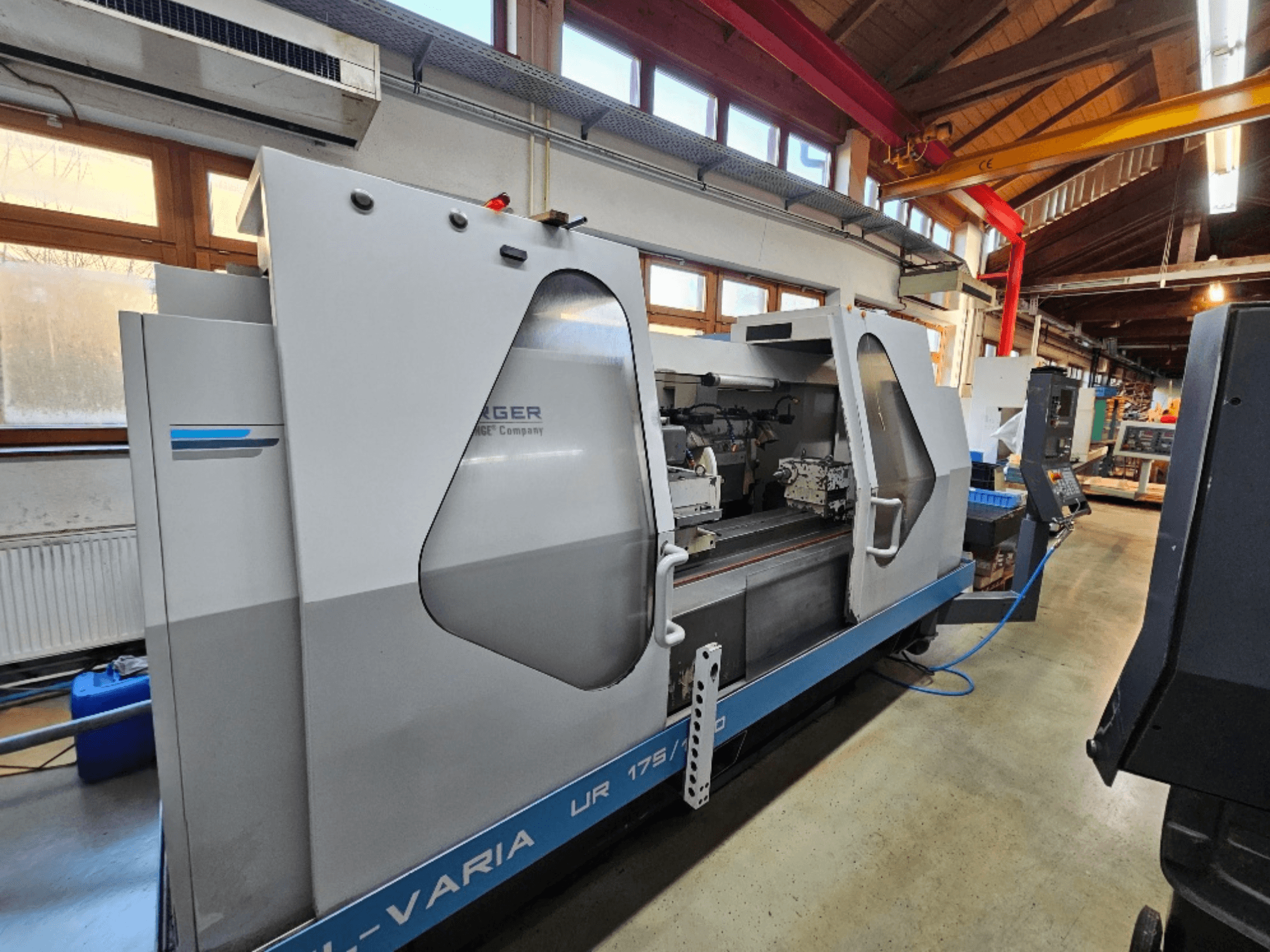 Burg'dan CNC makinesi, model UR 175/300, yandan görünüm. Görünür kontroller ve çalışma alanı ile şık bir tasarıma sahiptir.