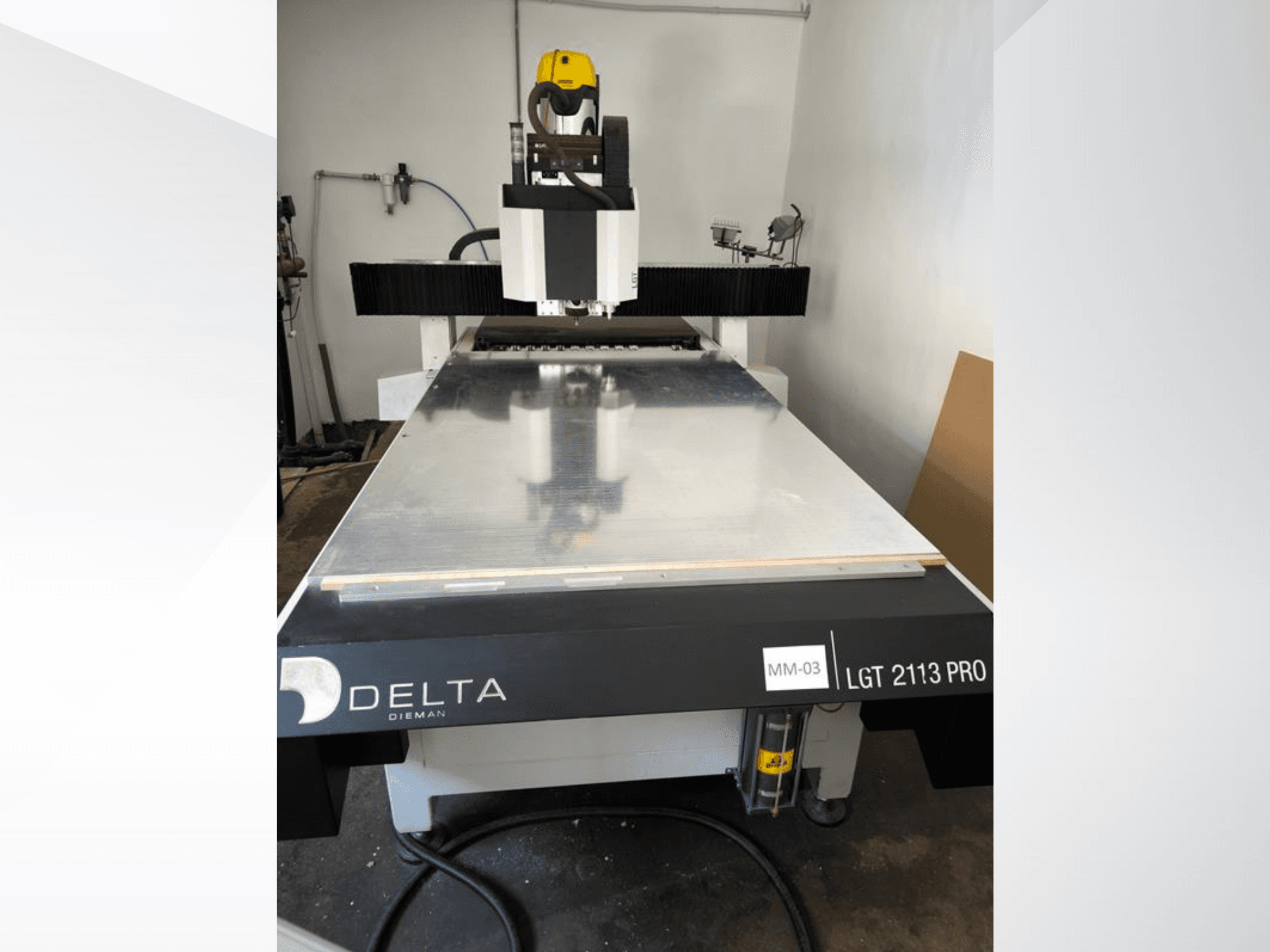 Delta LGT2113 PRO portal freze tezgahı, önden görünüm; alüminyum yüzey ve kontrol paneli detayları gösterilmektedir.
