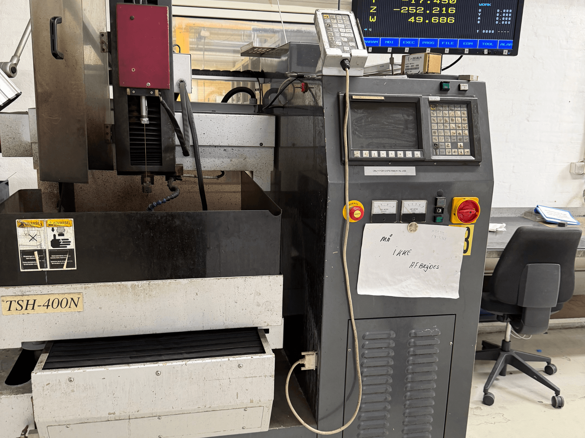 TOPEDM TSH-400N kalıp oyma EDM makinesi; kontrol paneli, işleme alanı ve çalışma göstergelerini gösteren önden görünüm.