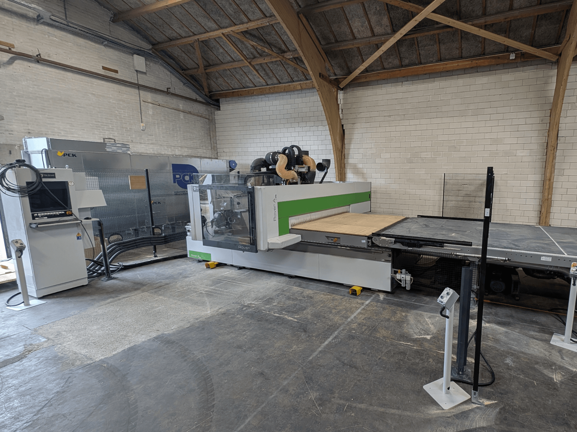 PCK CNC işleme merkezi, önden görünüm, büyük bir kesme yatağı, kontrol paneli, toz emme sistemi ve sağlam tasarıma sahiptir.