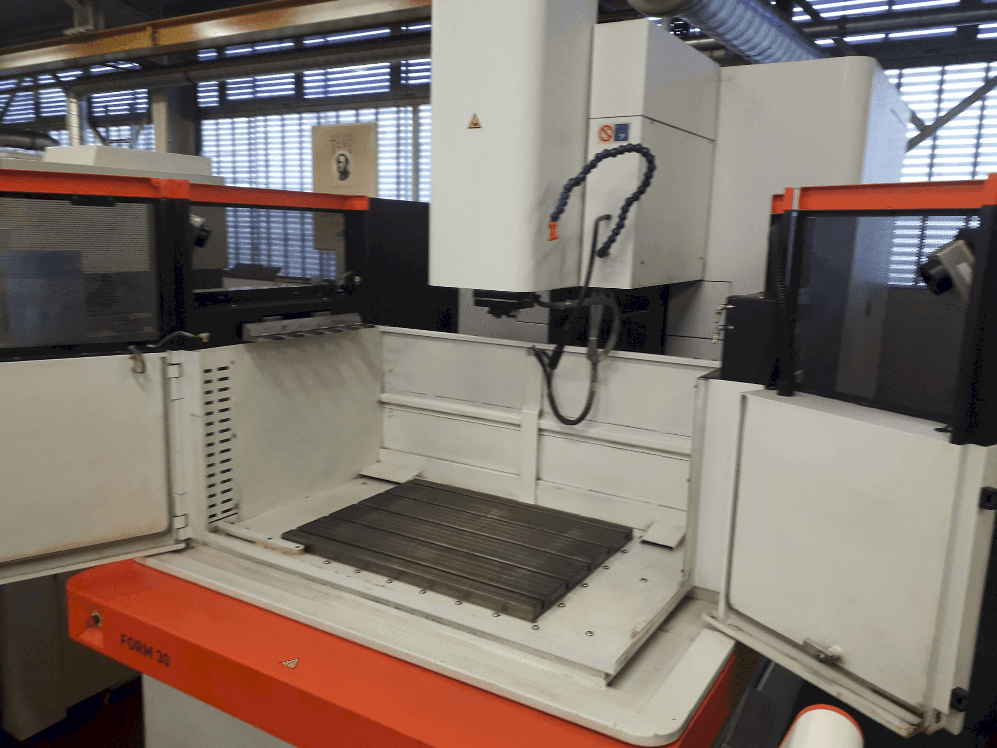 Makine AgieCharmilles FORM 30 - Önden görünüm