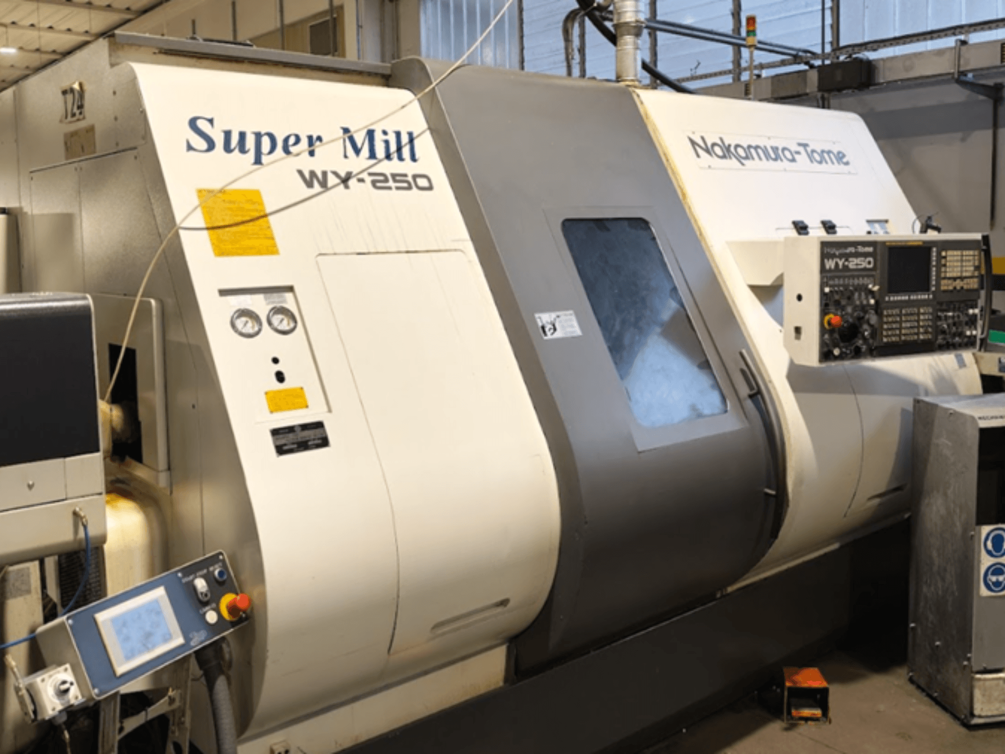 Yatay tornalama makinesi NAKAMURA-TOME WY 250 önden görünüm; "Super Mill" etiketli kontrol paneli ve ekrana sahiptir.