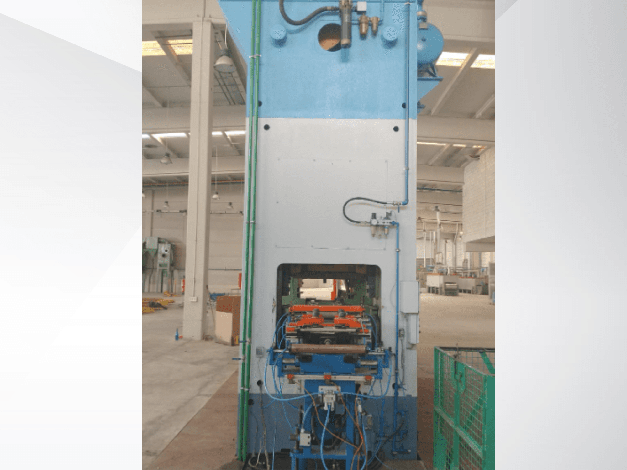 AIDA 315/2MR/LD/TE 3 mekanik baskı presi, fabrika ortamında kontrol panelini ve hidrolik hatları gösteren önden görünüm.