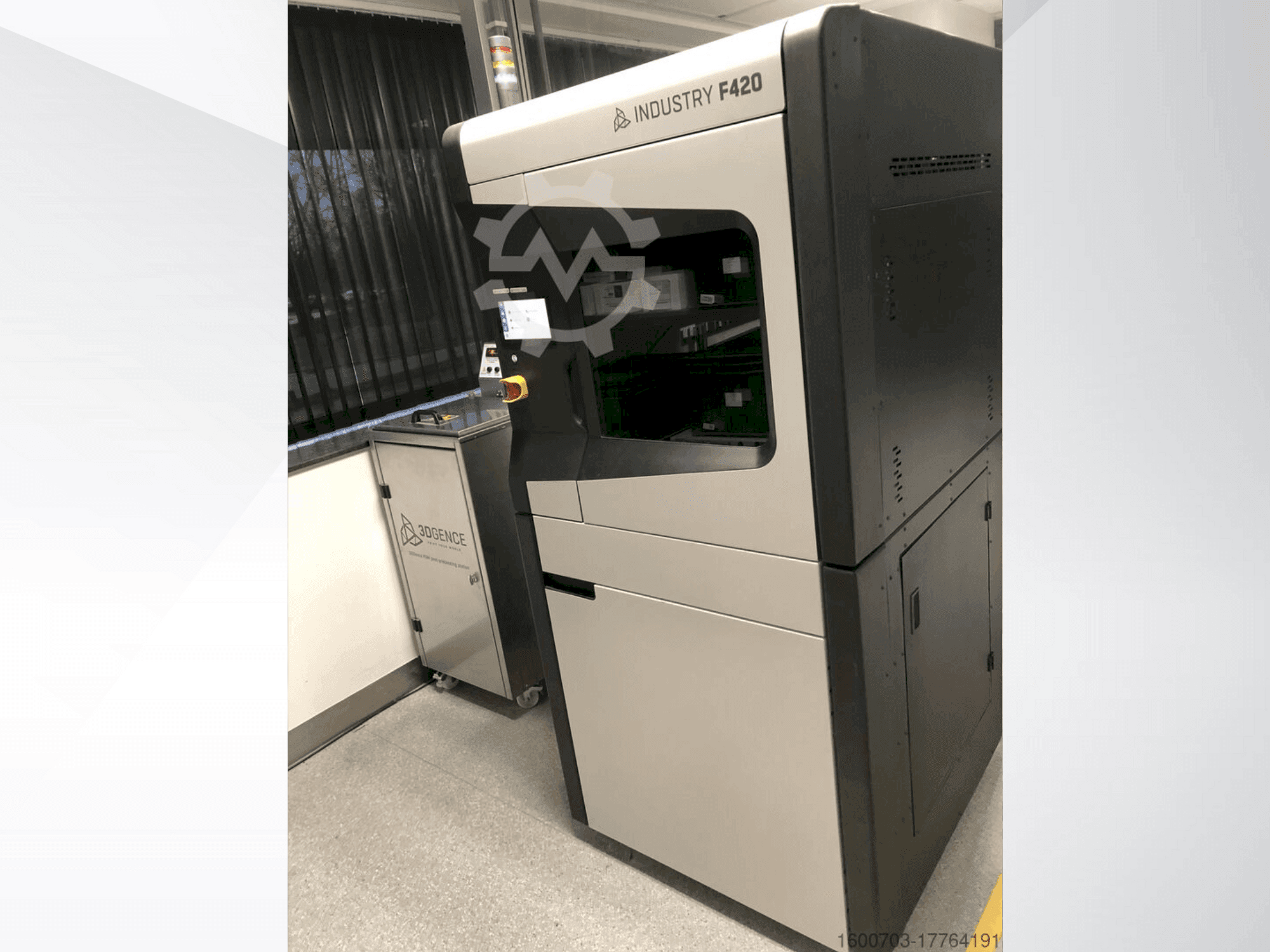 Makine 3DGENCE Industry F420 - Önden görünüm