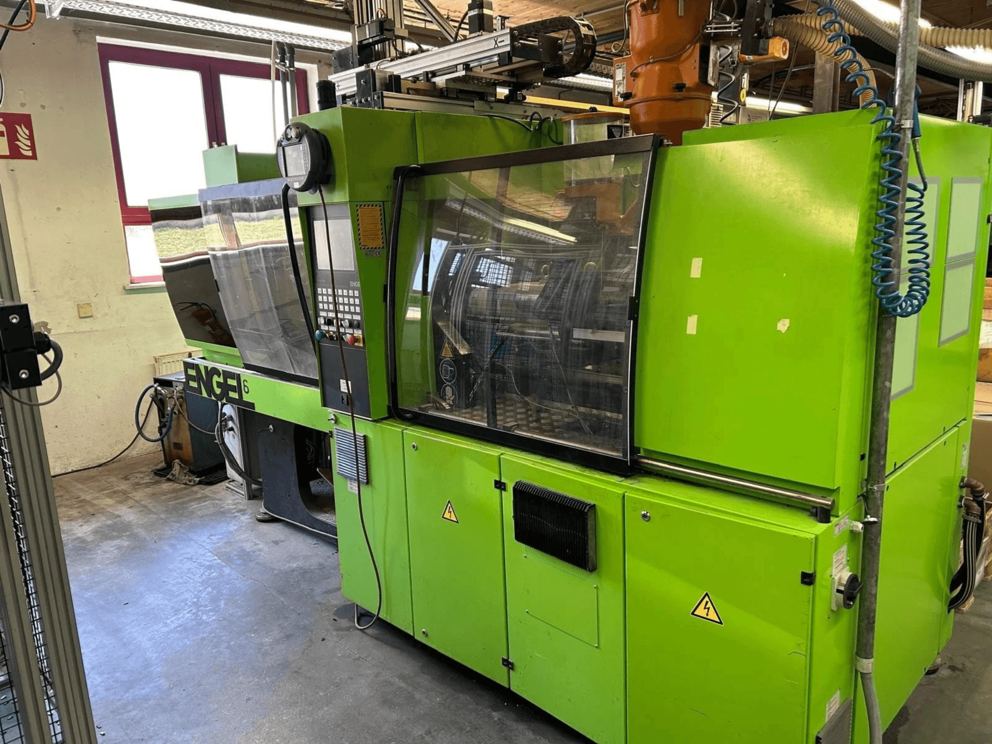 Engel VICTORY 330/80 Tech hidrolik enjeksiyon kalıplama makinesinin önden görünümü; yeşil renkli dış gövde ve kontrol paneli görülmektedir.