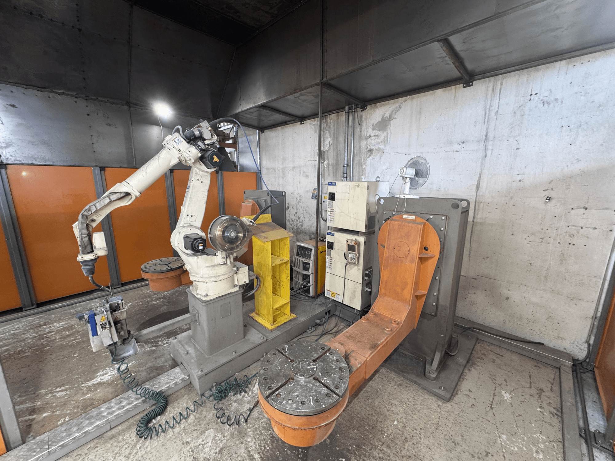 DAIHEN VARSTROJ FD-B4L 1GM/2DM robot kolu endüstriyel ortamda, kontrol paneli ve döner taban görünür şekilde yandan görünüm.