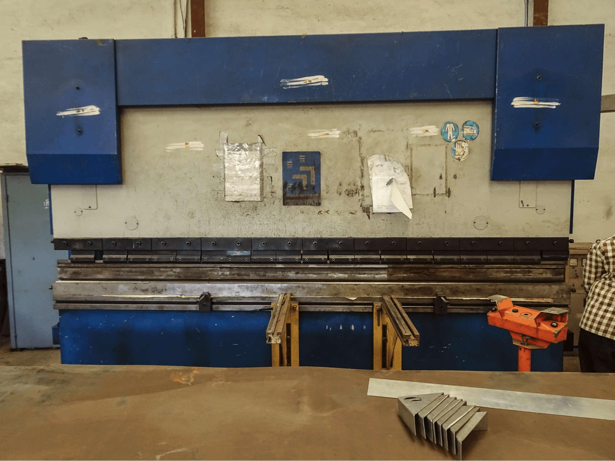 Makine Hindustan Hydraulics - Önden görünüm EHP 110