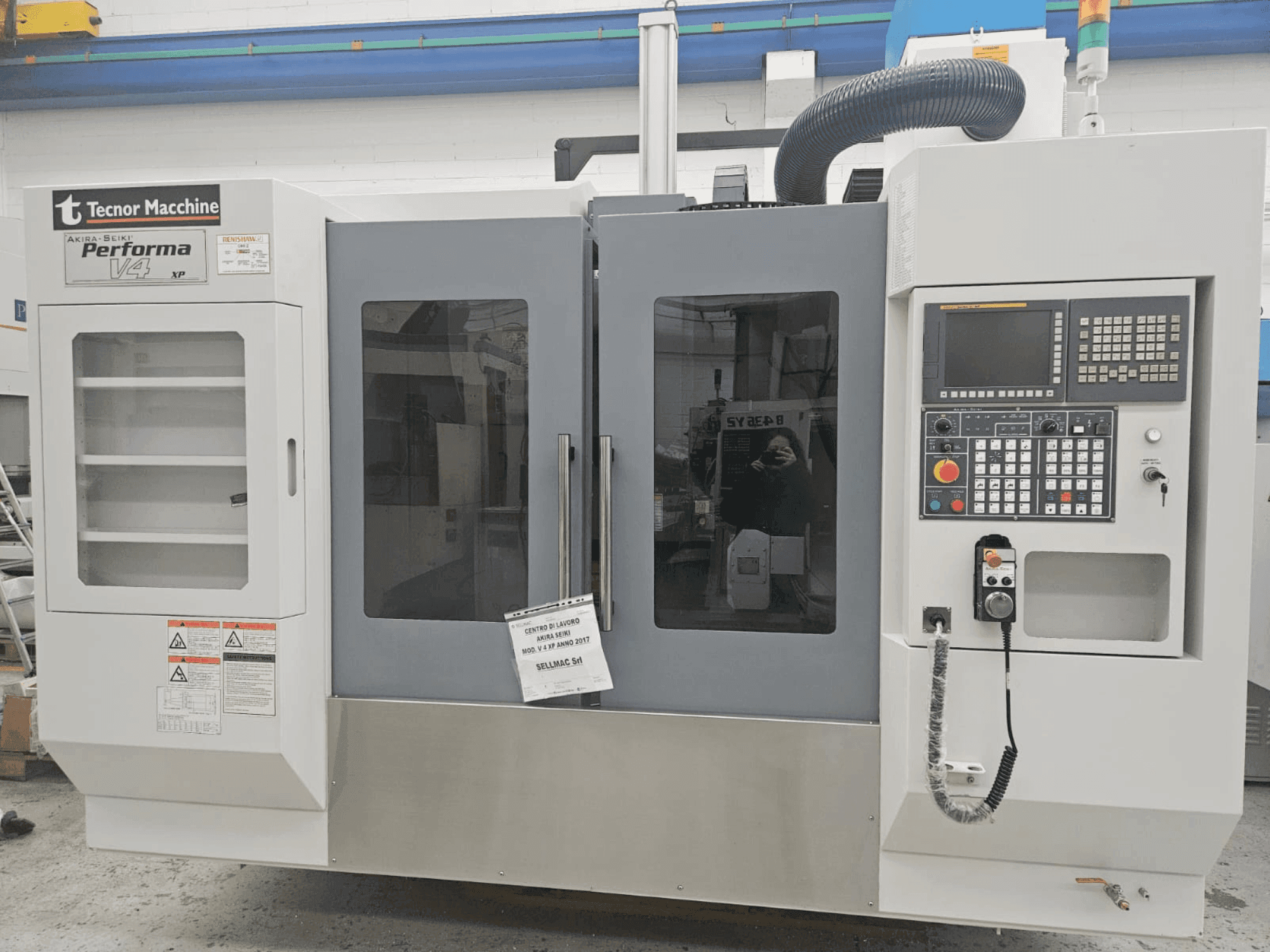 Makine Akira Seiki Performa V 4 XP - Önden görünüm