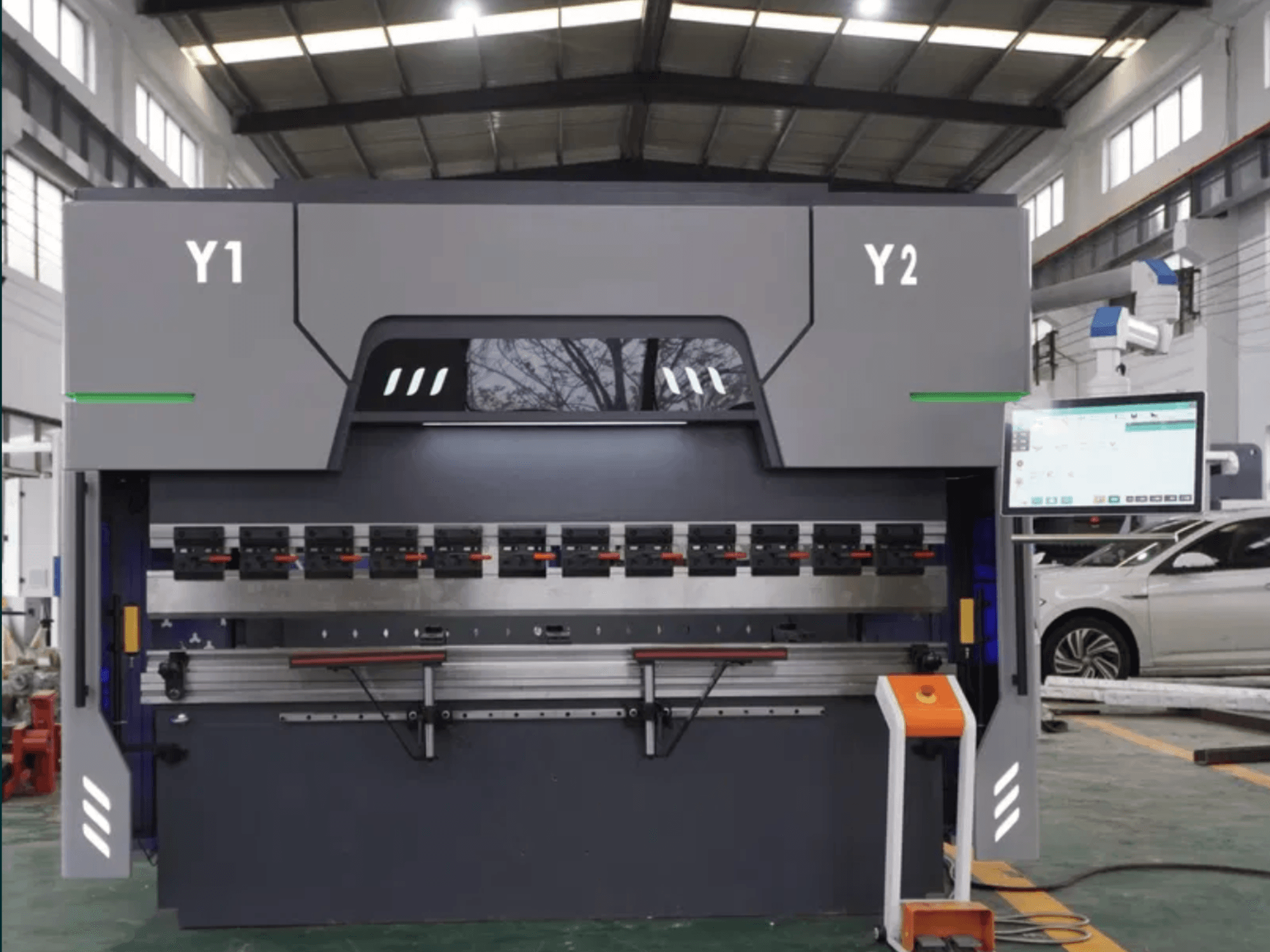 DAMAMT WC67K 63T/2500 CNC kant pressinin önden görünümü; kontrol paneli, bükme aletleri ve metalik yapı ile birlikte gösterilmiştir.