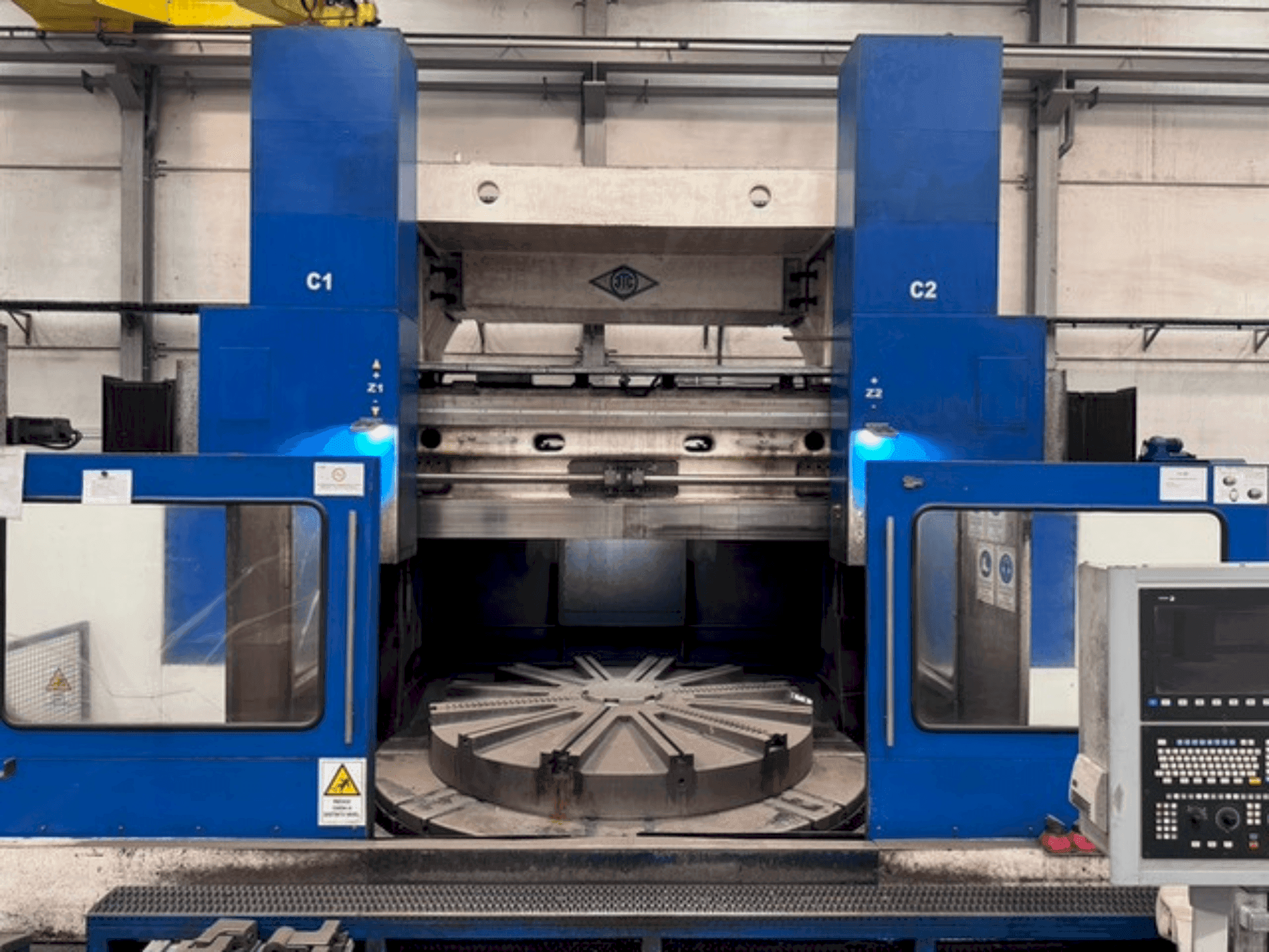 Makine KOLOMNA 1532T - Önden görünüm