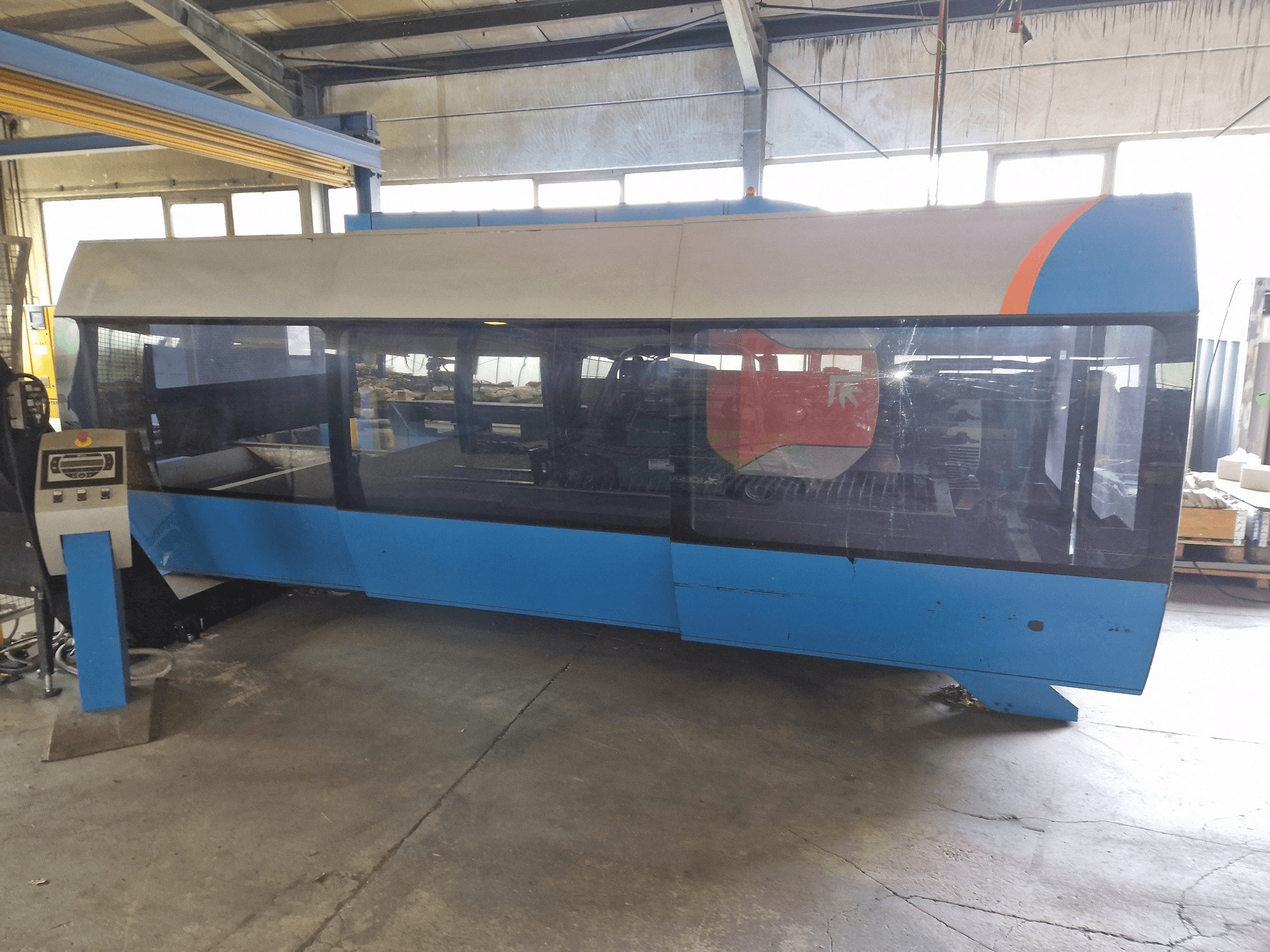 Makine Prima Power CP 4000 Zaphiro - Önden görünüm