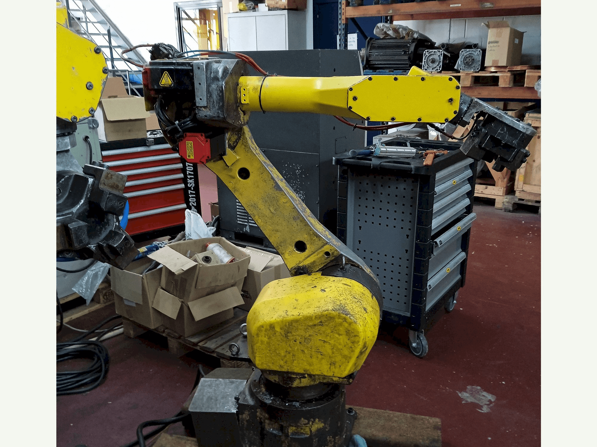 Makine FANUC M-16IB - Önden görünüm