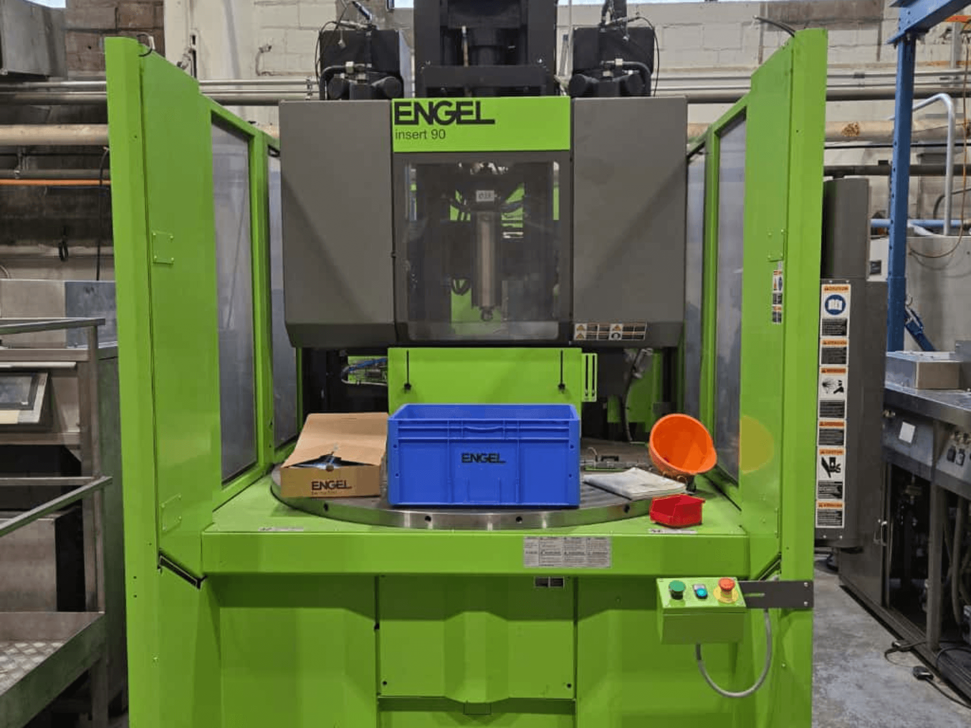 Yeşil ENGEL Insert 90 plastik enjeksiyon makinesinin önden görünümü, mavi kap ve düğmeli kontrol paneli.