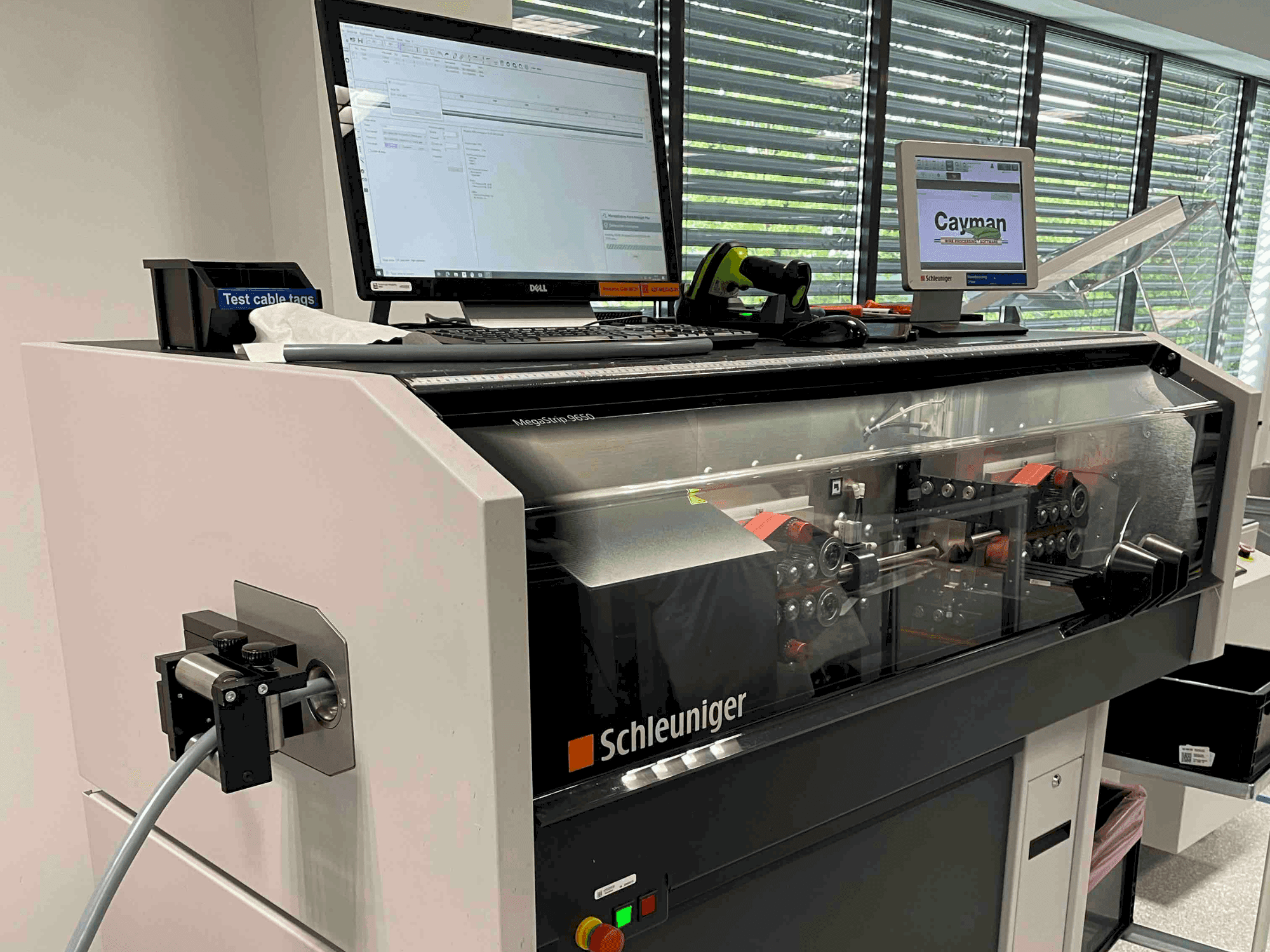 Makine Schleuniger MegaStrip 9650 - Önden görünüm