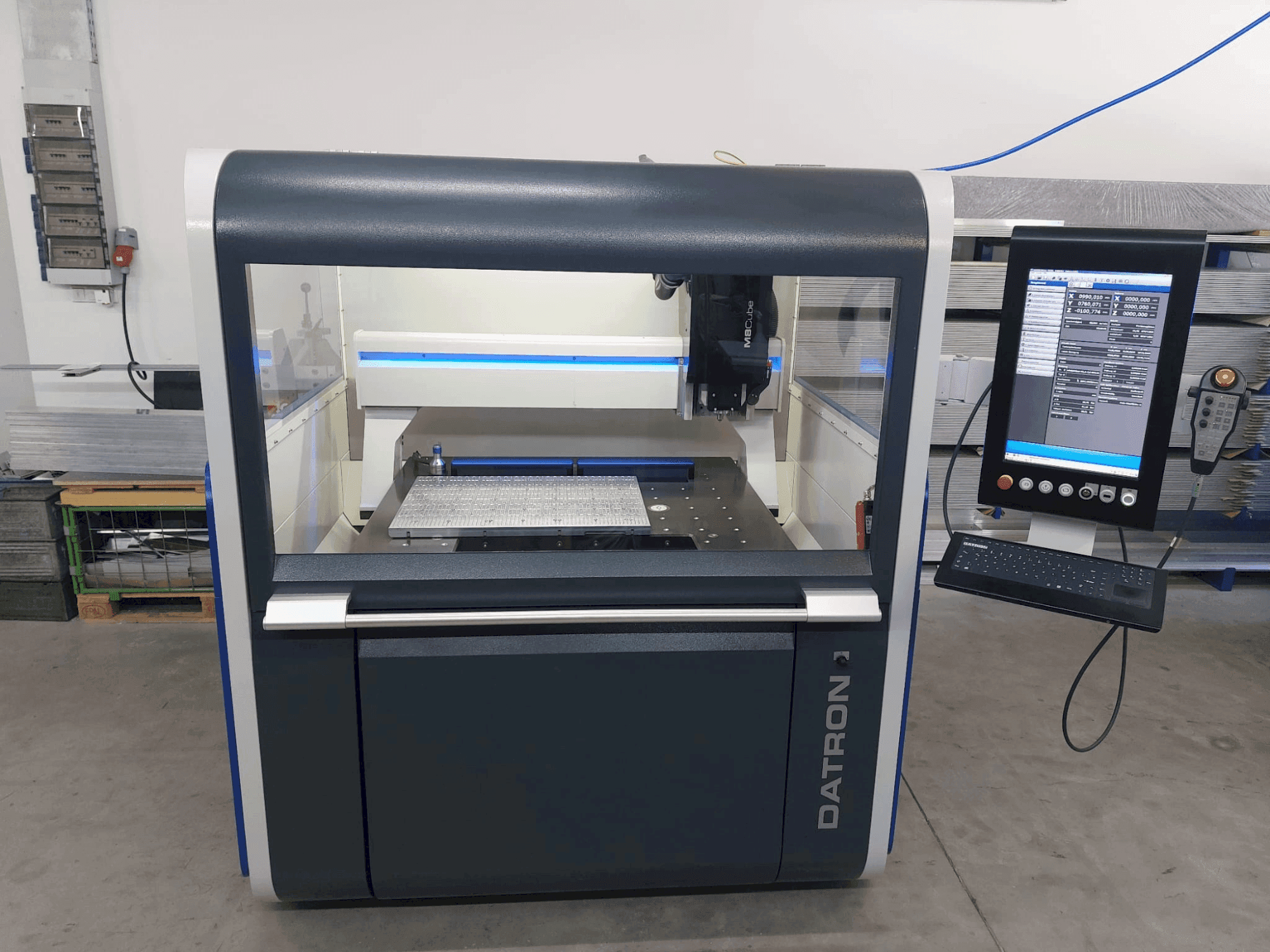 Makine Datron M8 Cube - Önden görünüm