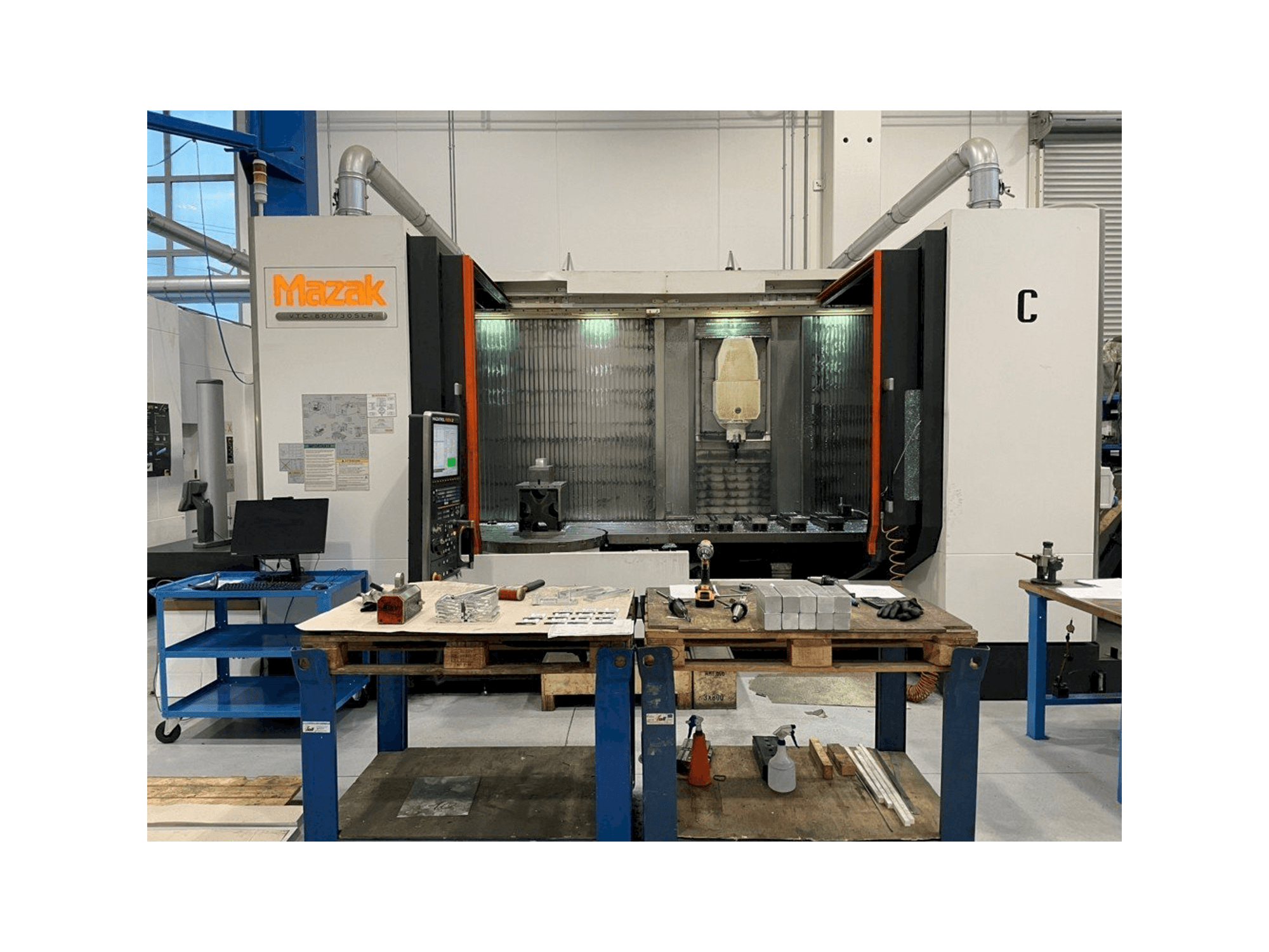 Makine Mazak VTC 800/30 SLR - Önden görünüm